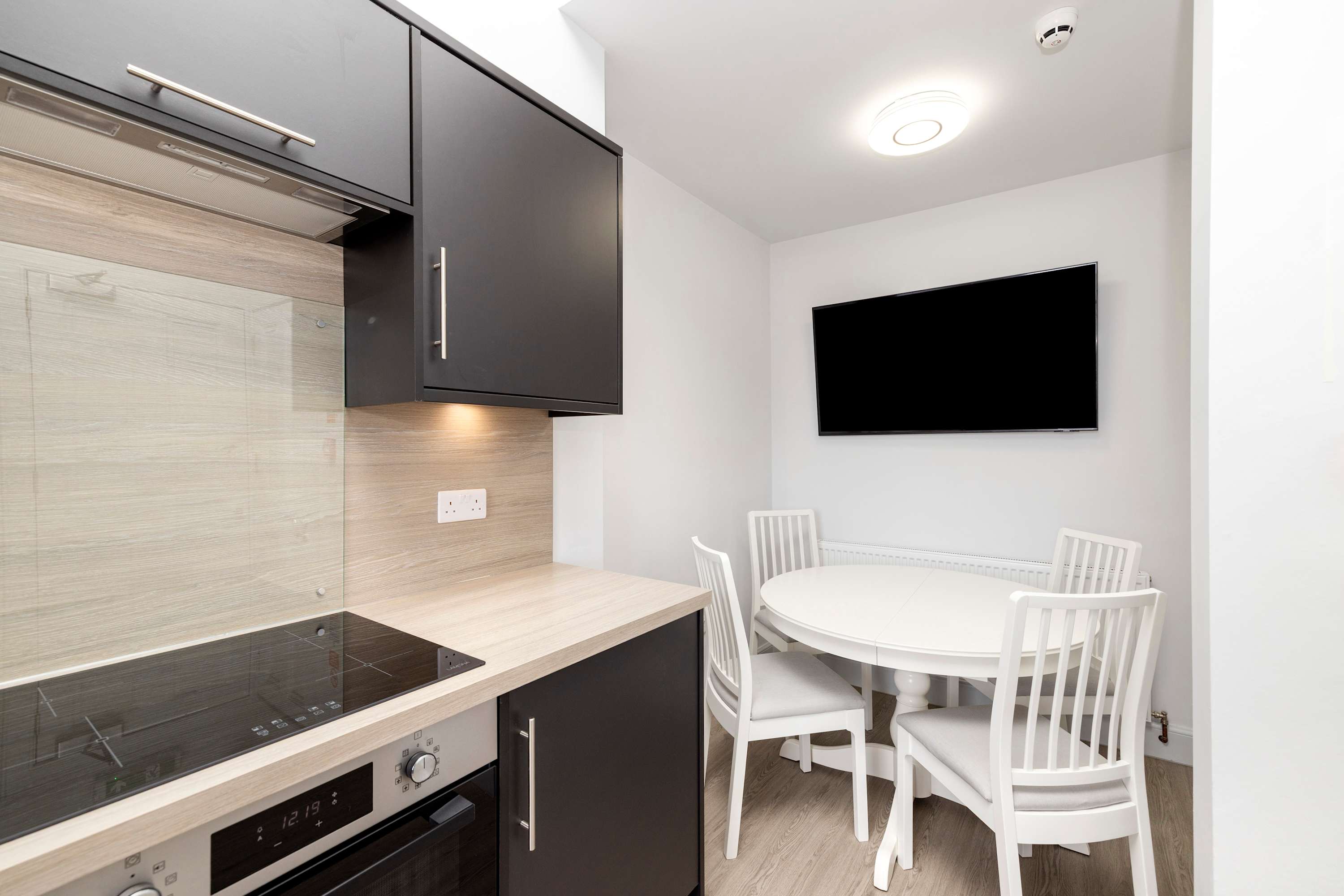 View Spacious City-Centre Home with Garden Access in Gillespie Crescent 40 EH10 4HX Spacious City-Centre Home with Garden Access in Gillespie Crescent 40 EH10 4HX - Property image 11 - VivreStays