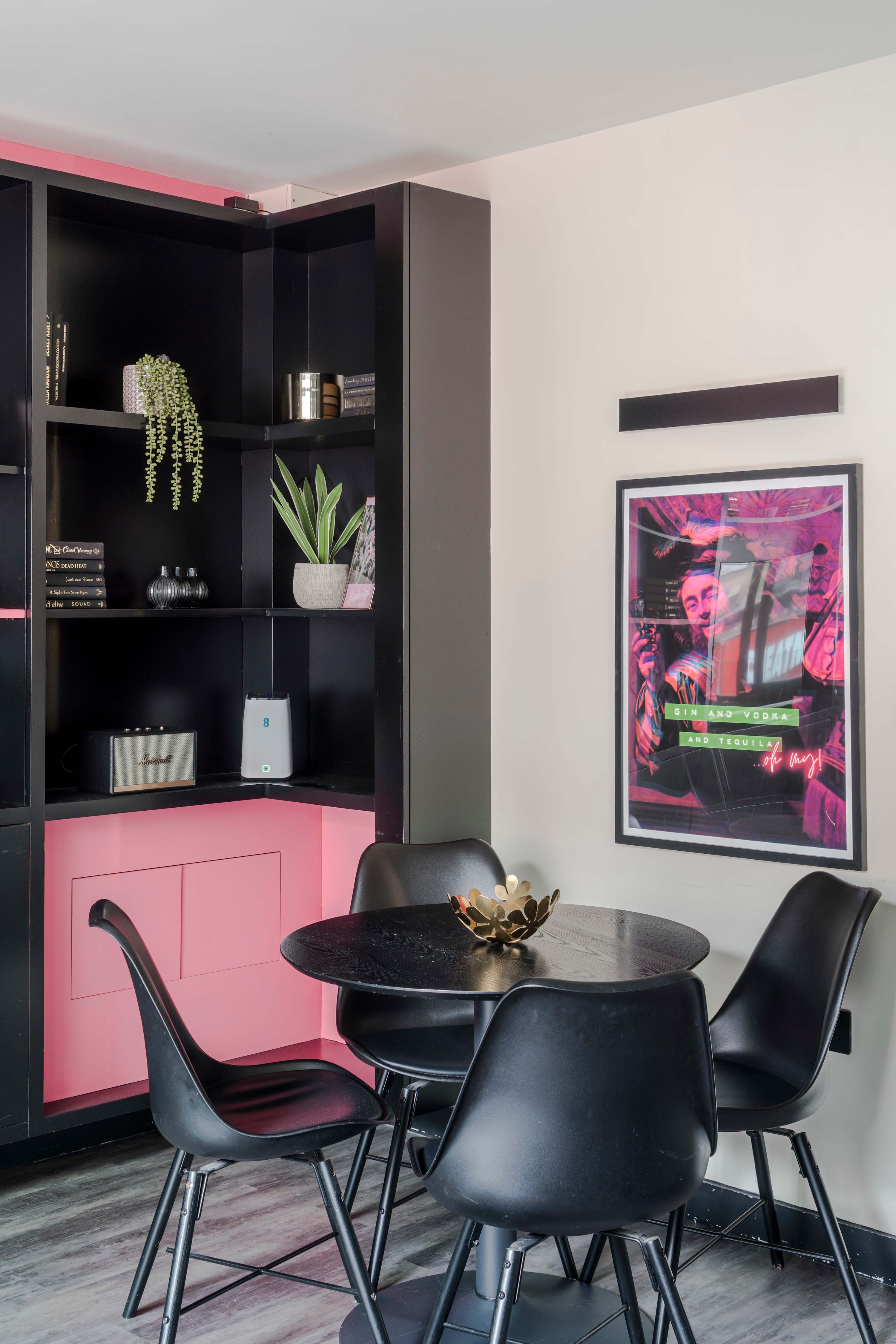 View Soho 2-Bed Apartment · Old Compton St · Sleeps 6 in Old Compton Street, 1 W1D 4TN Soho 2-Bed Apartment · Old Compton St · Sleeps 6 in Old Compton Street, 1 W1D 4TN - Property image 11 - VivreStays