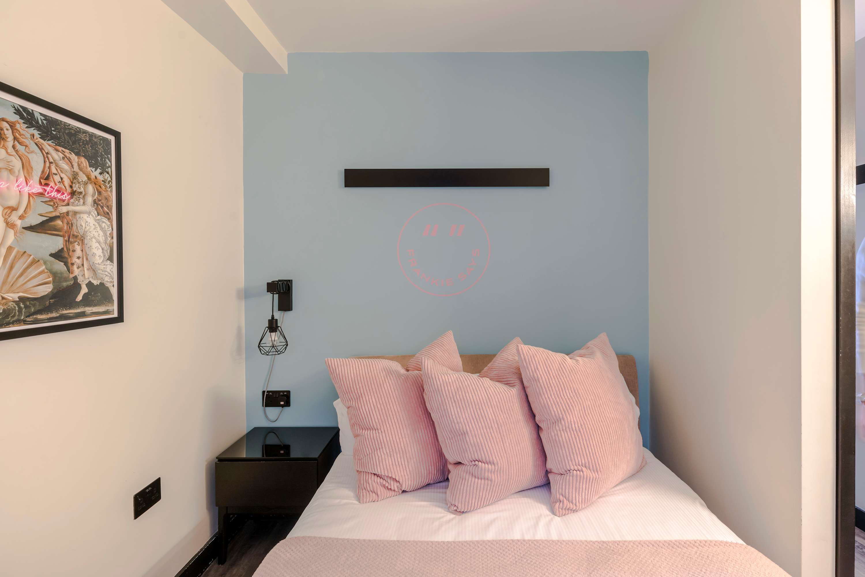 View Soho 2-Bed Apartment · Old Compton St · Sleeps 6 in Old Compton Street, 1 W1D 4TN Soho 2-Bed Apartment · Old Compton St · Sleeps 6 in Old Compton Street, 1 W1D 4TN - Property image 8 - VivreStays