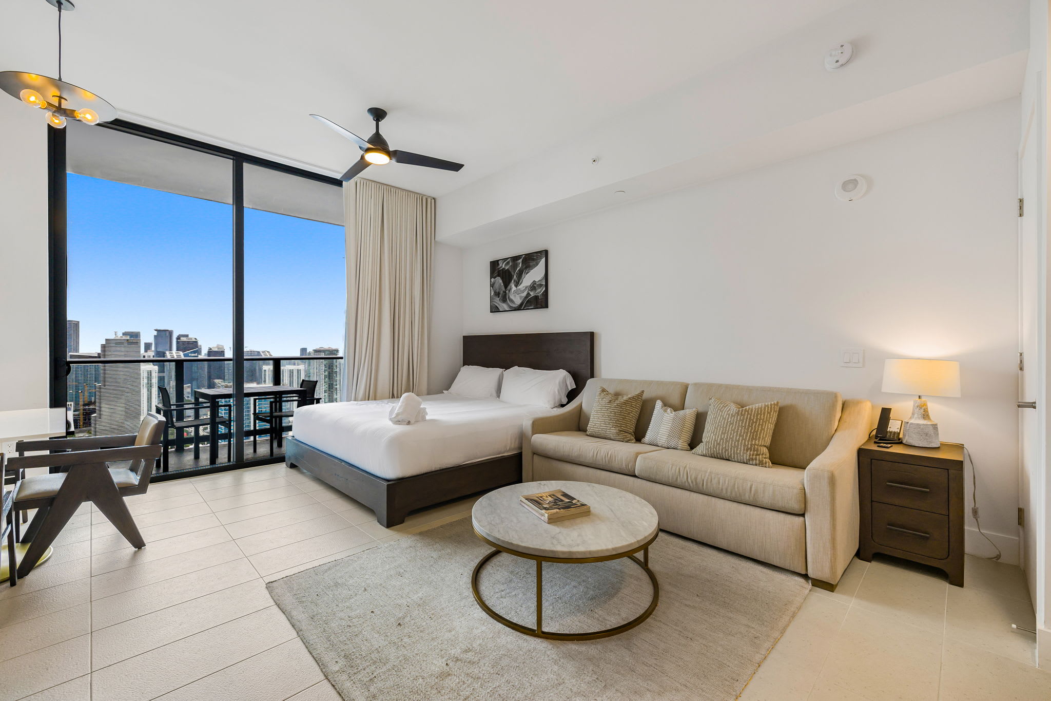 Elegant Studio · Rooftop Pool · Walk to Fan Fest