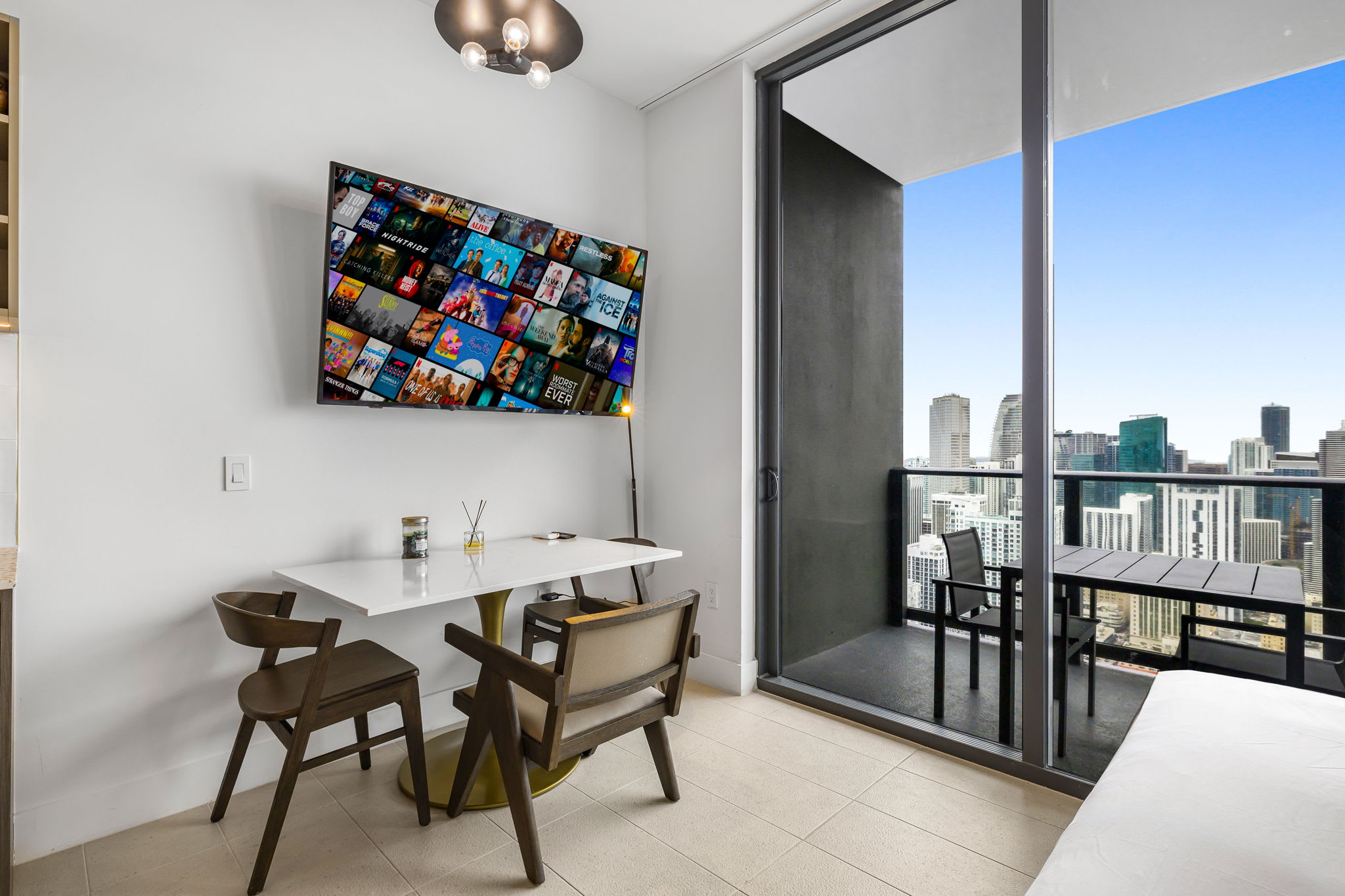 Elegant Studio · Rooftop Pool · Walk to Fan Fest