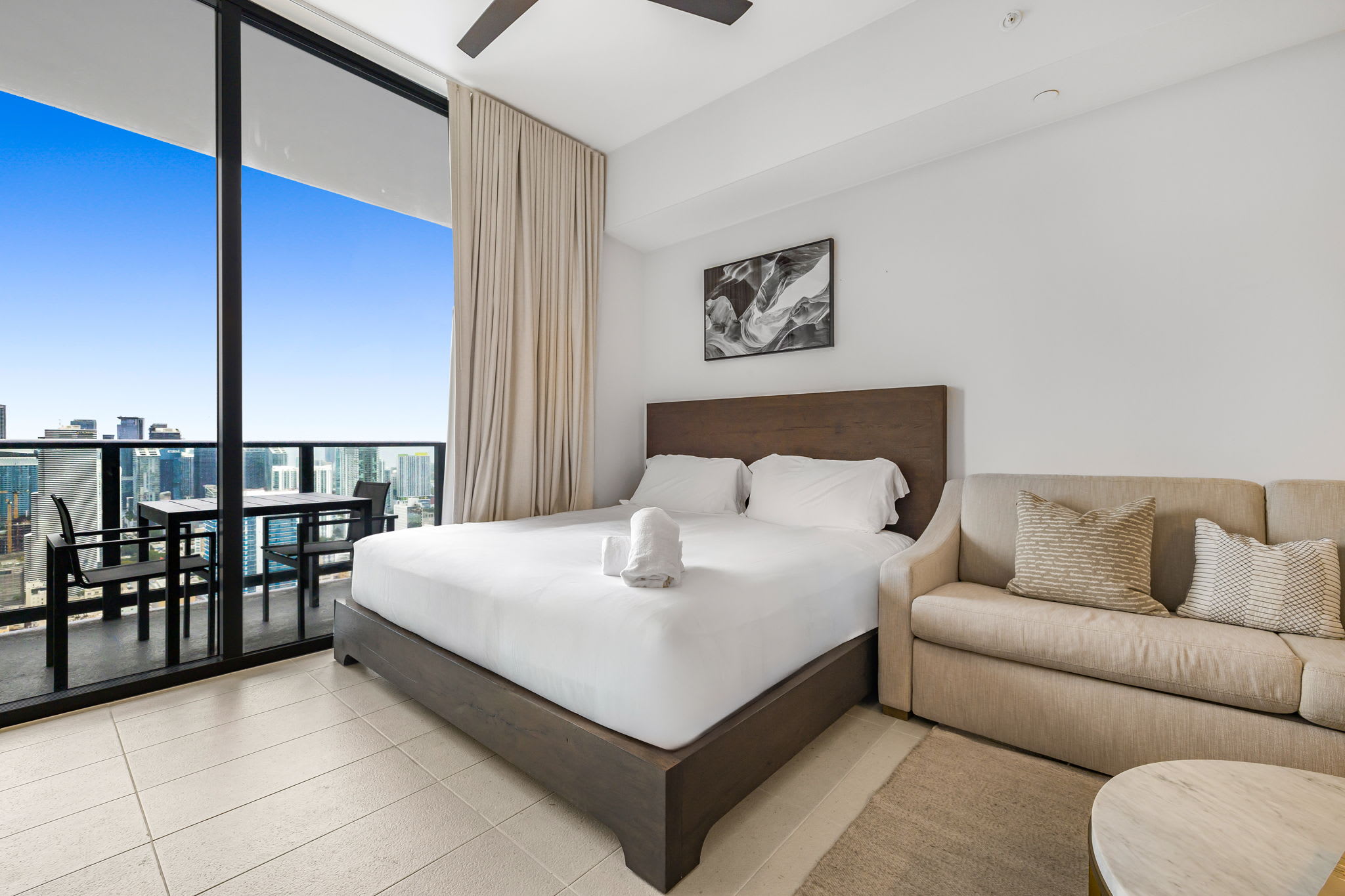 Elegant Studio · Rooftop Pool · Walk to Fan Fest