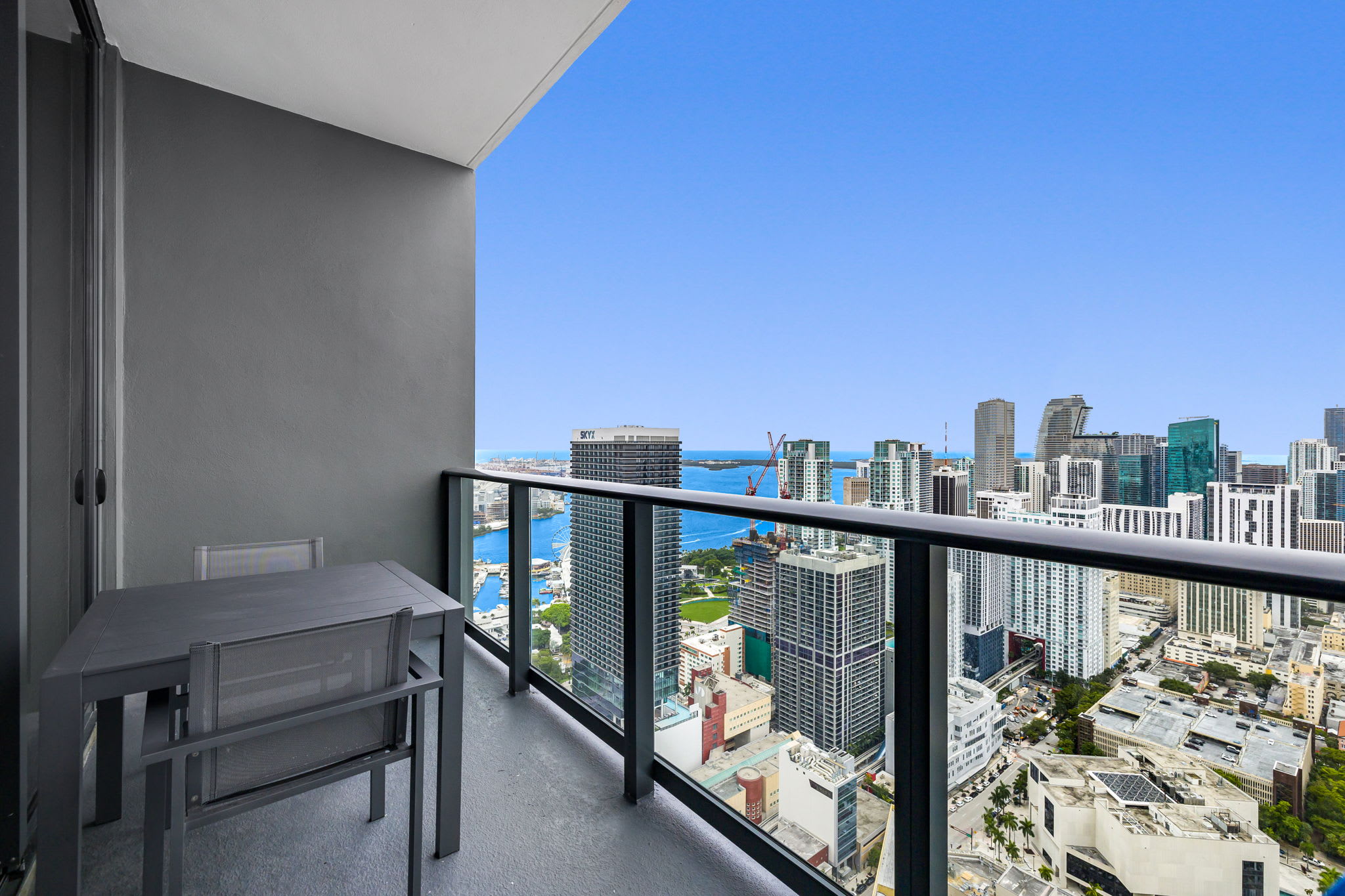 Elegant Studio · Rooftop Pool · Walk to Fan Fest