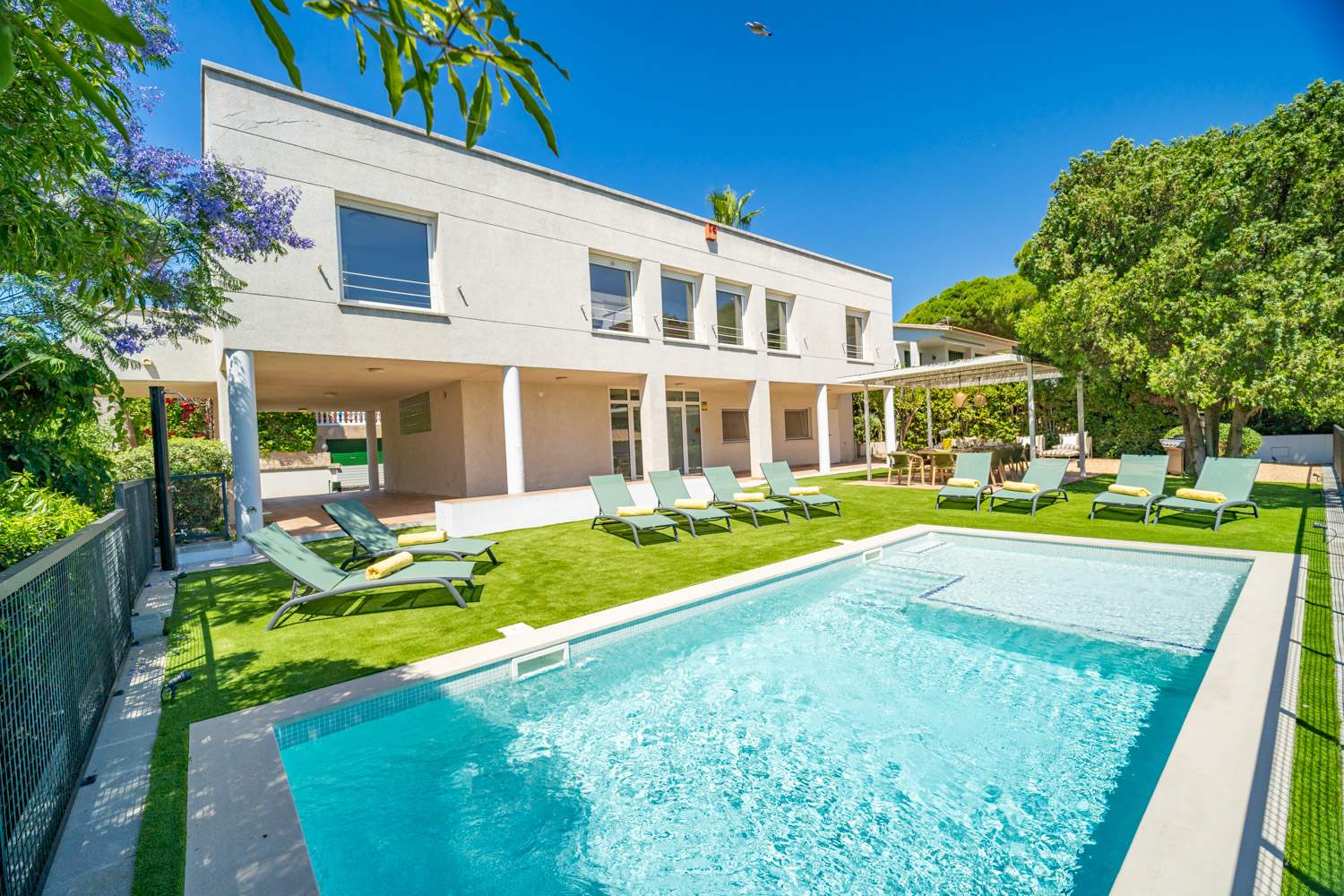 Villa Garden con Piscina, Frente al Mar y Aire Acondicionado