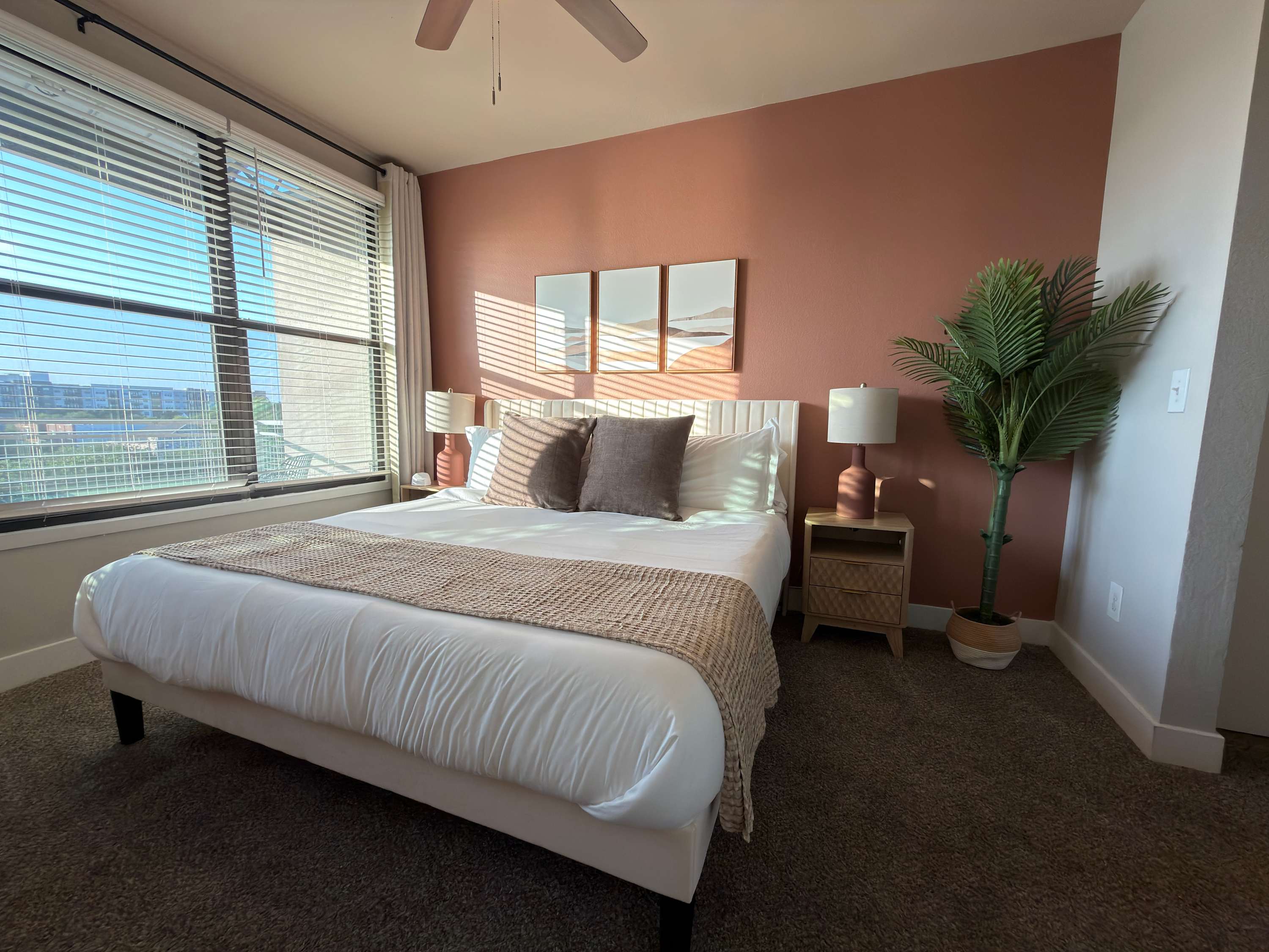 Urban Cowboy Loft - 2 Kings - Walk Downtown - Pool