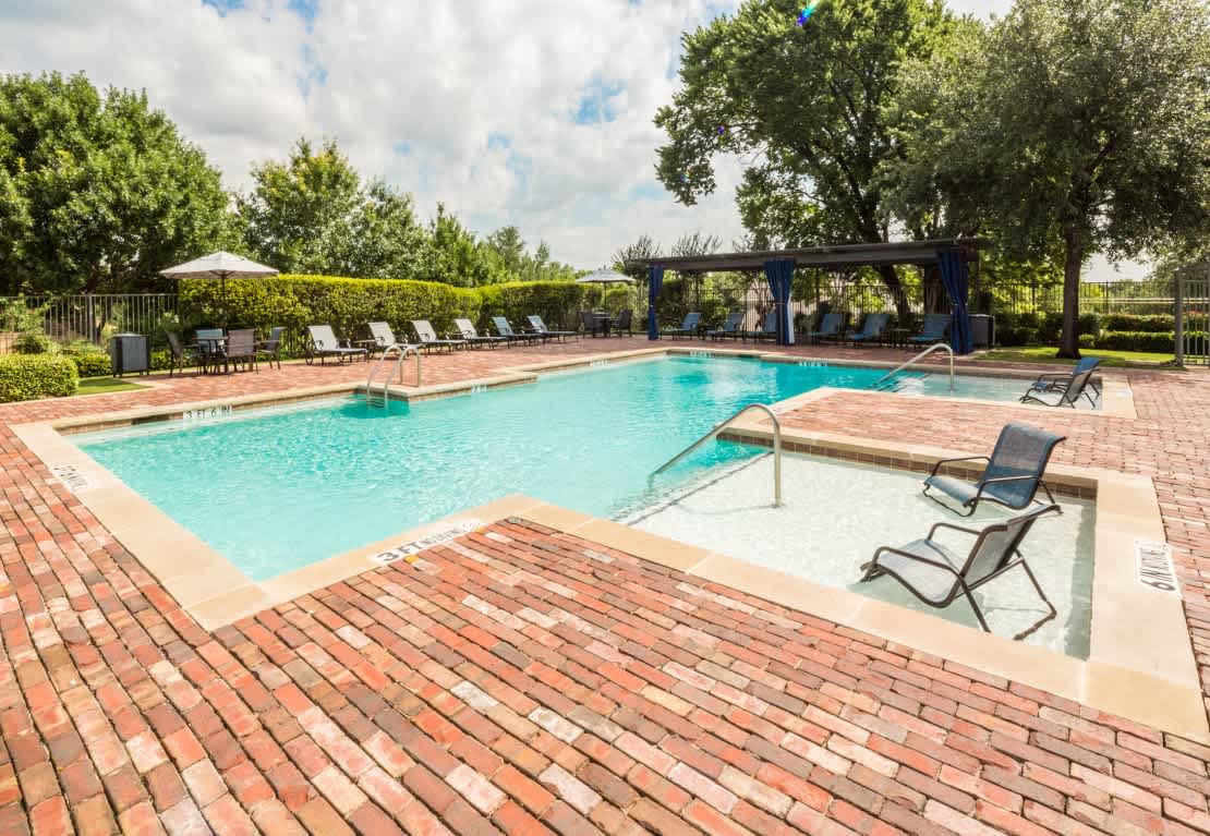 Urban Cowboy Loft - 2 Kings - Walk Downtown - Pool