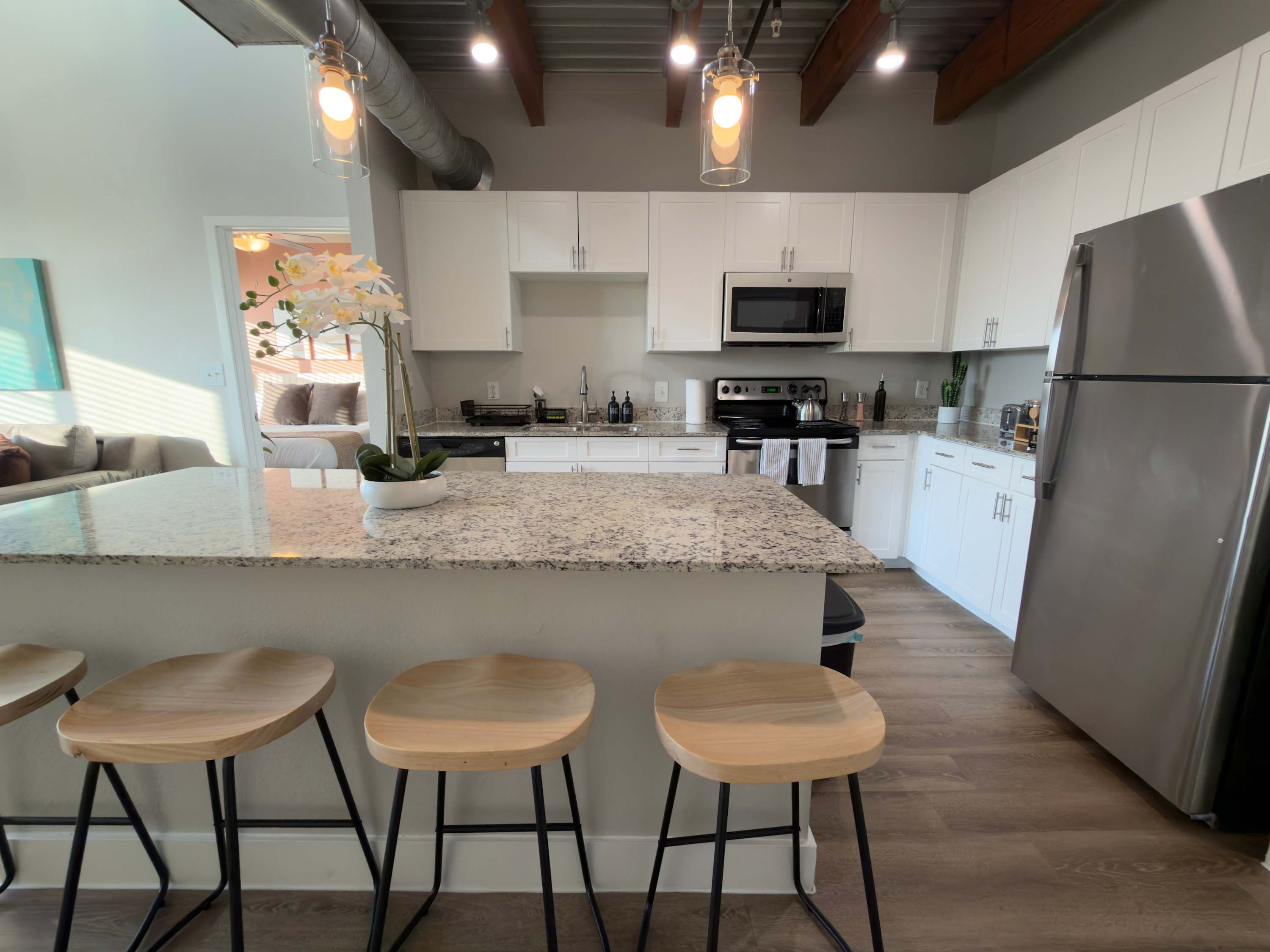 Urban Cowboy Loft - 2 Kings - Walk Downtown - Pool