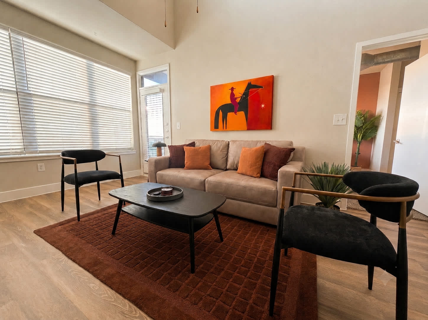 Urban Cowboy Loft - 2 Kings - Walk Downtown - Pool