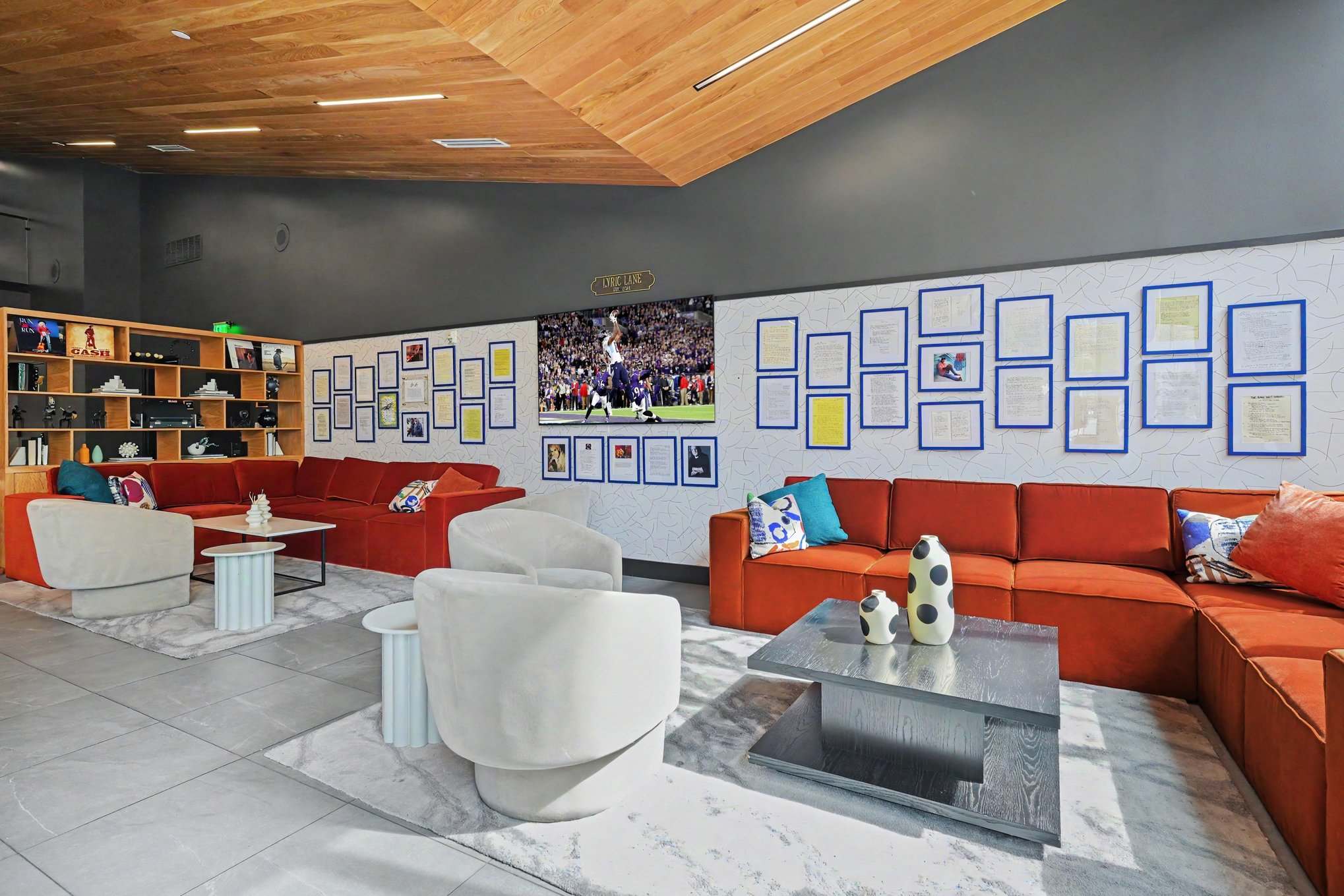 Communal Area: The lobby offers plenty of areas for lounging and gathering with friends and fellow travelers alike.
