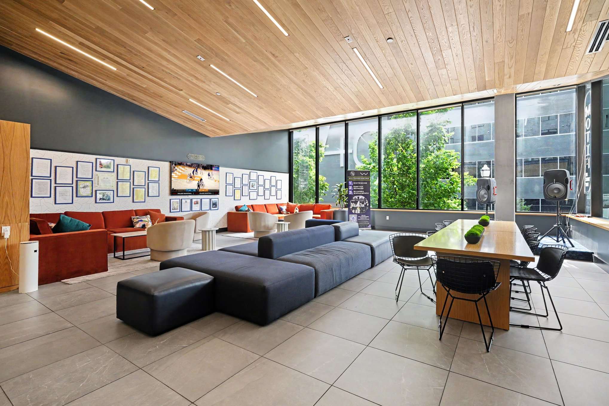 Communal Area: The lobby offers plenty of areas for lounging and gathering with friends and fellow travelers alike.
