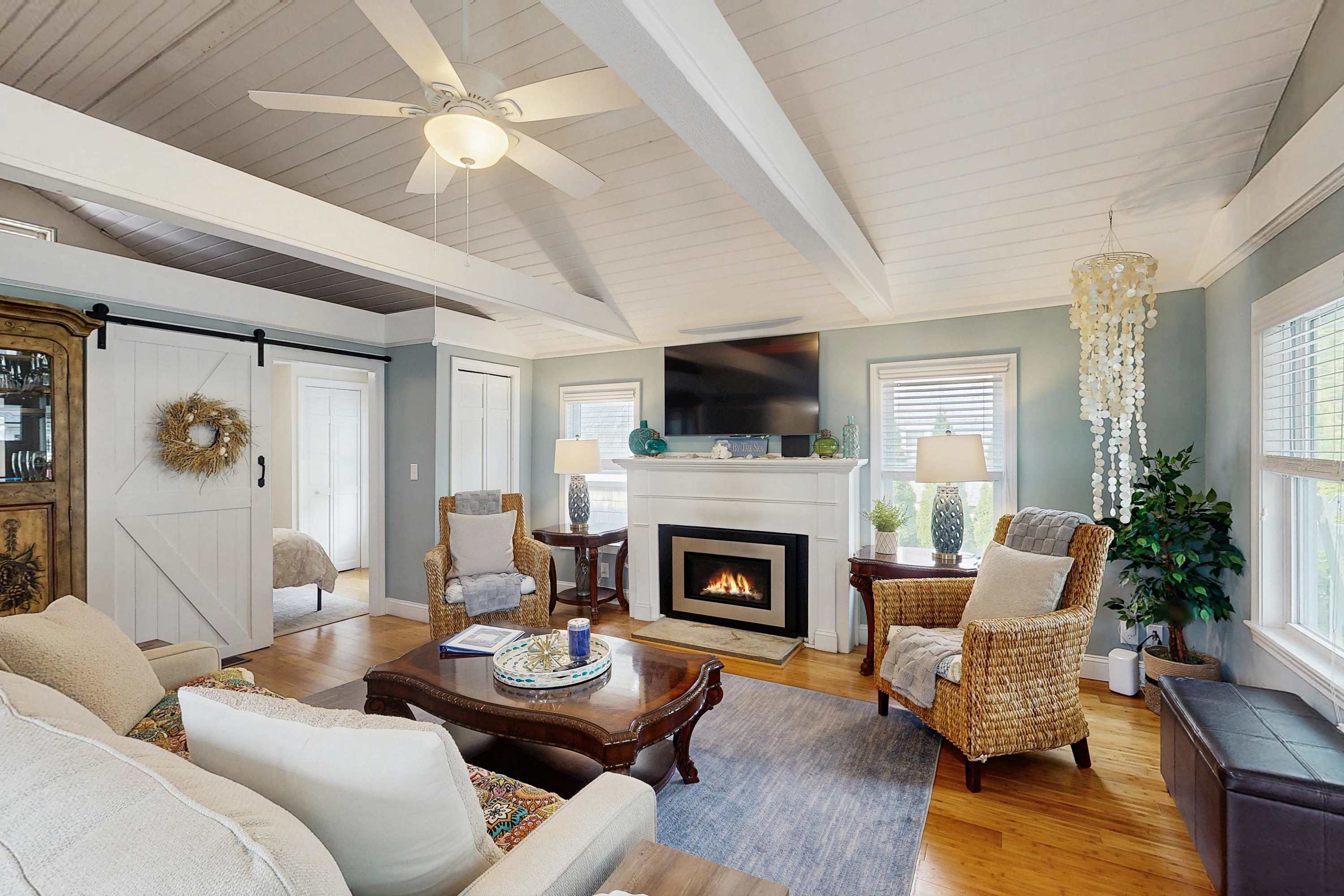 Peaceful marshview escape with large sunroom, AC, outdoor firepit & dog friendly