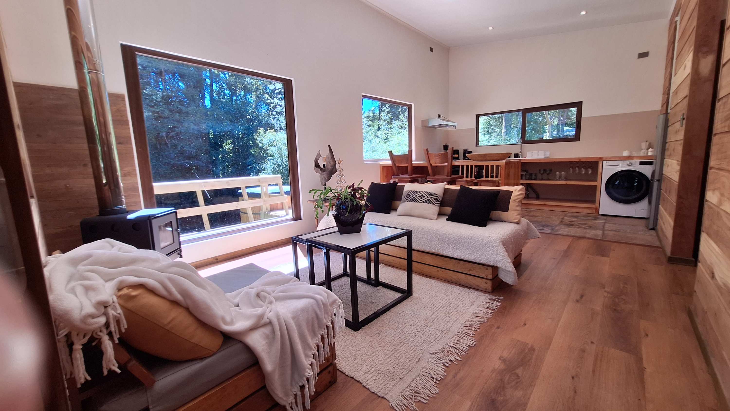 Riverside Cabin Retreat: Hot Tub, Nature & Peaceful Escape