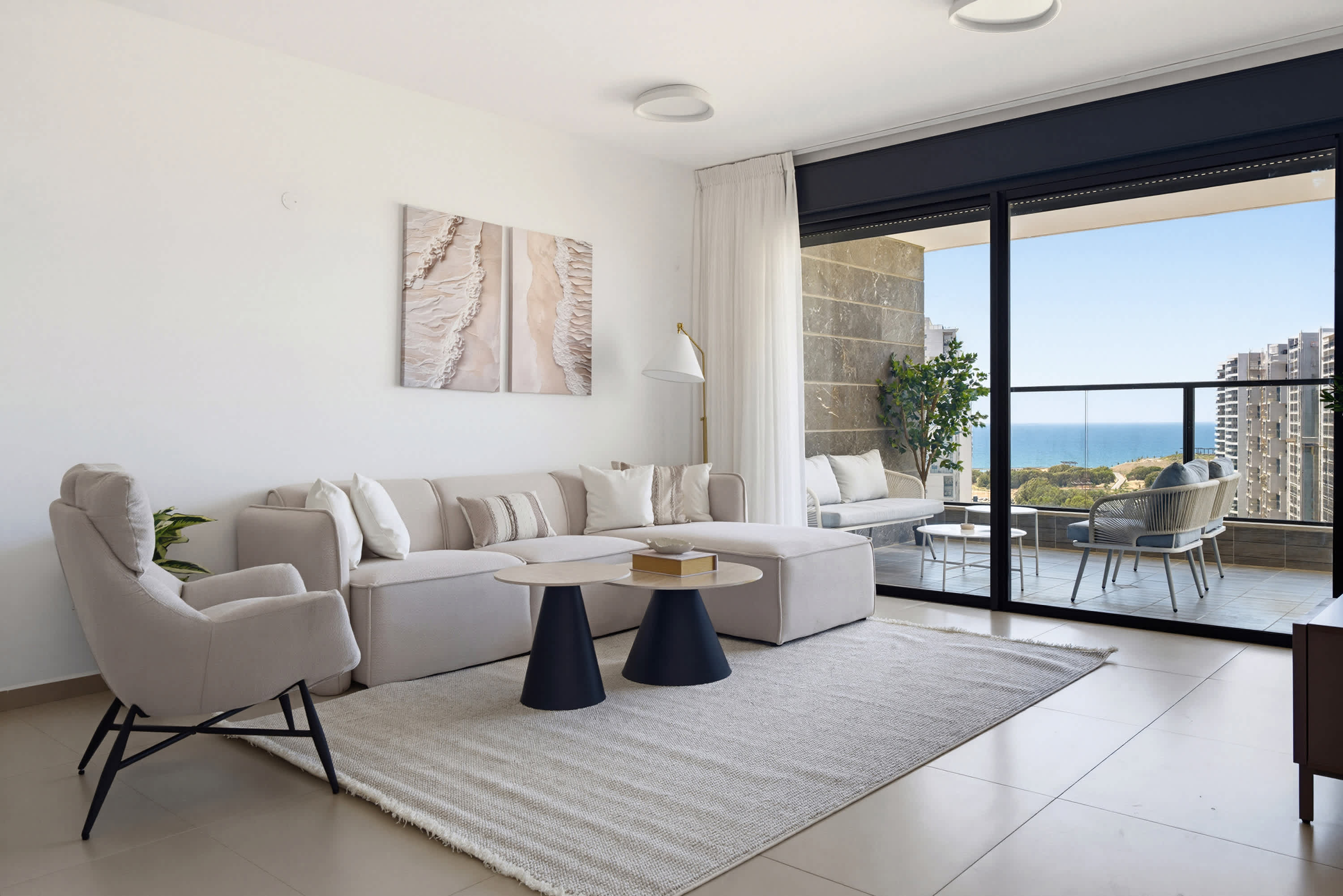 Coastal 4BR Apt l Balcony & Mamad -Bldg Renovation