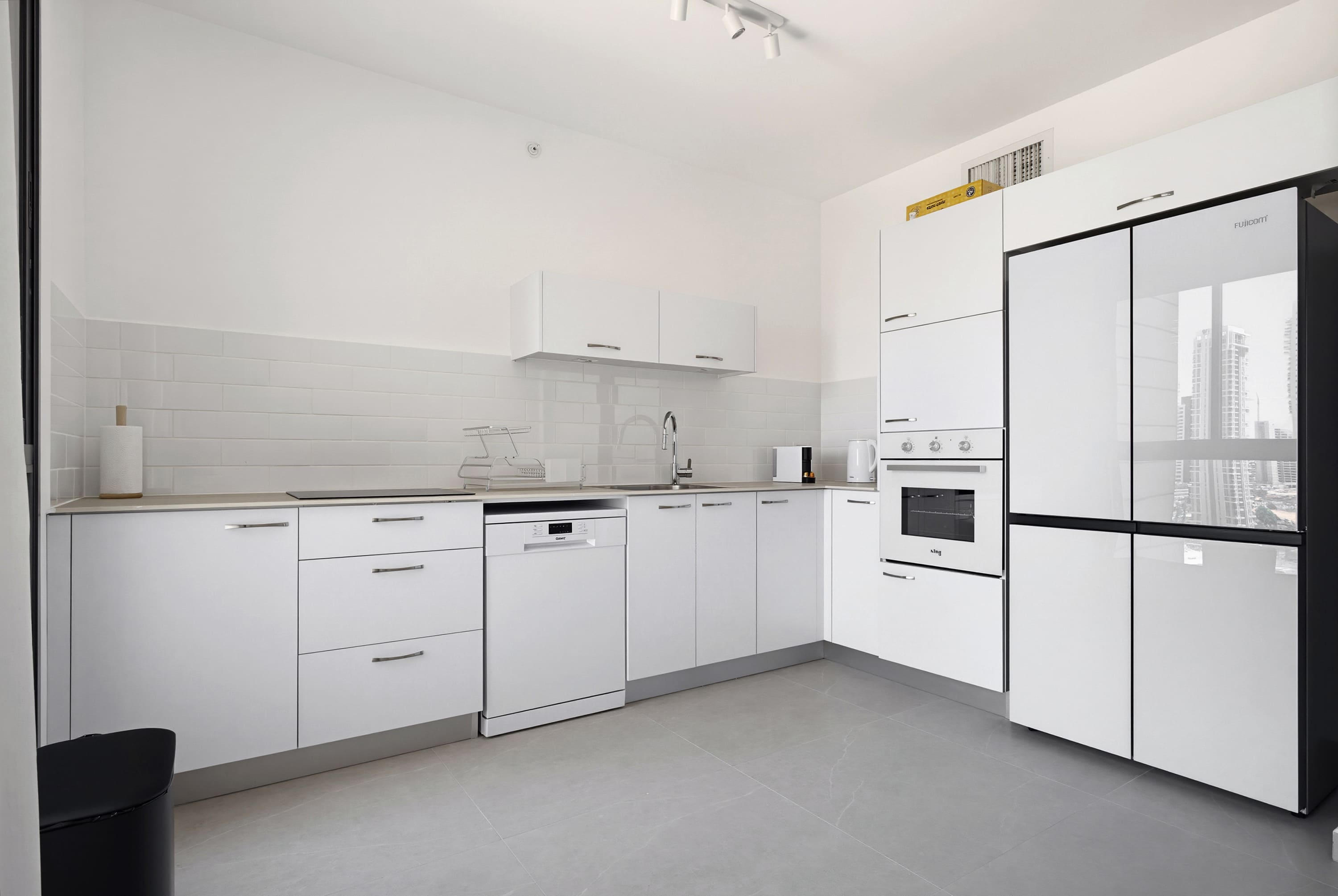 Coastal 4BR Apt l Balcony & Mamad -Bldg Renovation