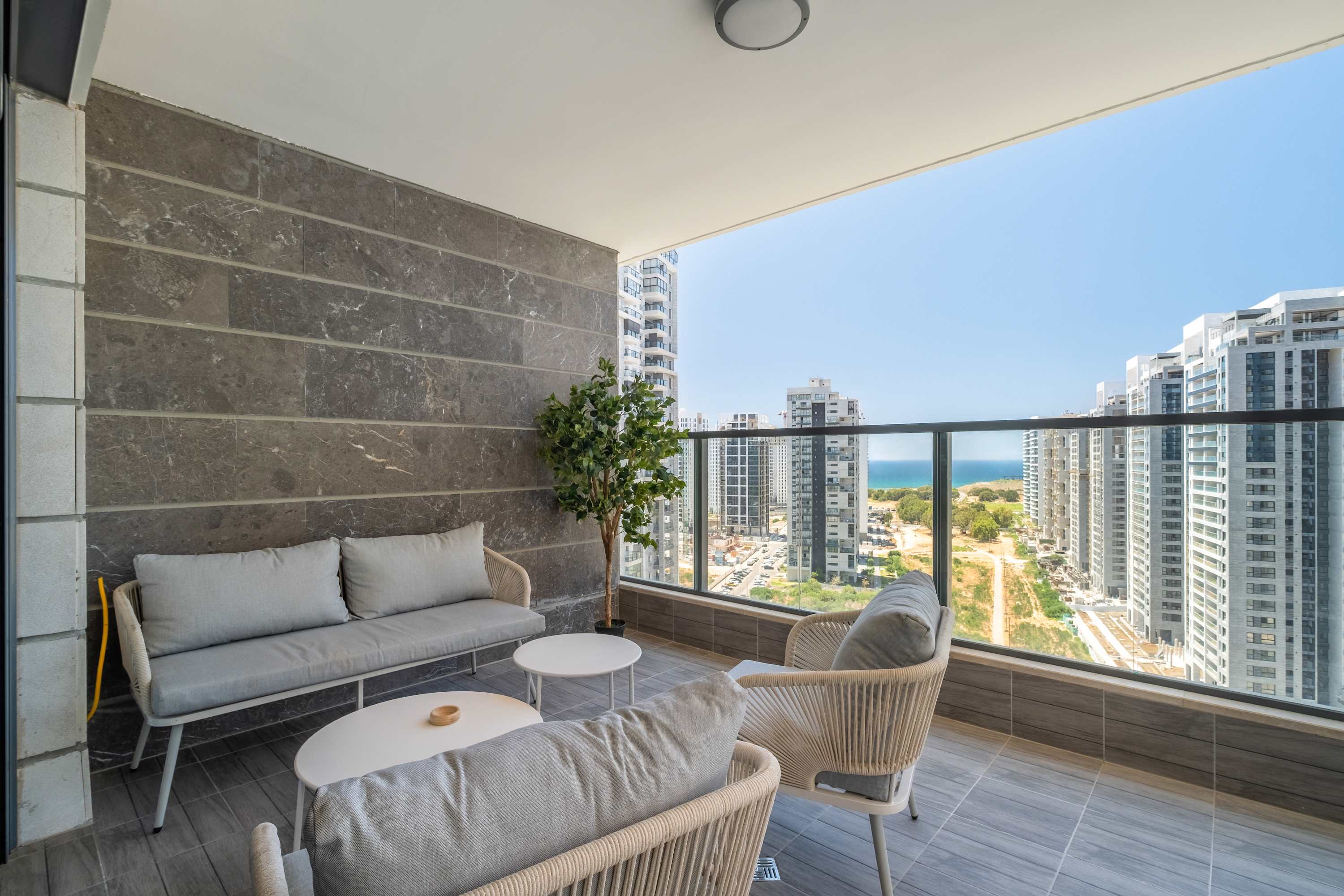 Coastal 4BR Apt l Balcony & Mamad -Bldg Renovation