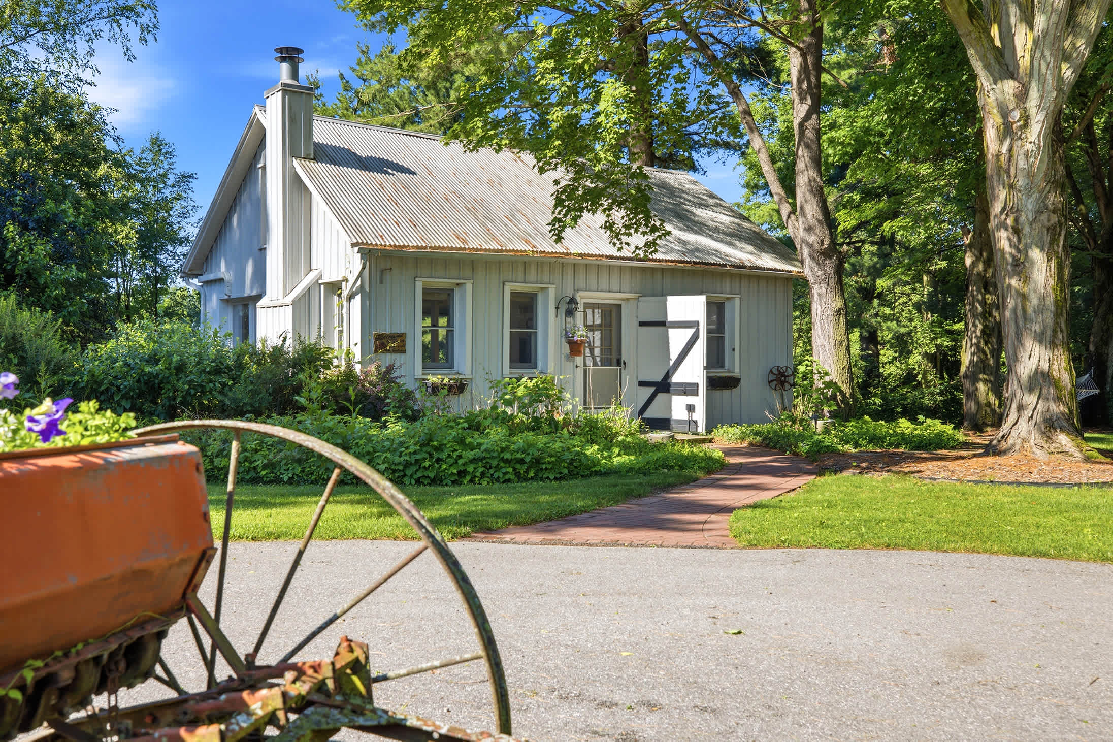 Sunny cottage charm surrounded by nature at Berrywood Farm.