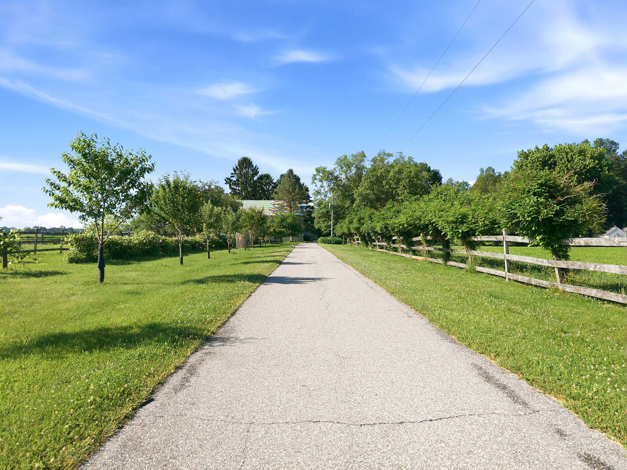 A perfect path for morning walks, fresh air, and open-sky views.