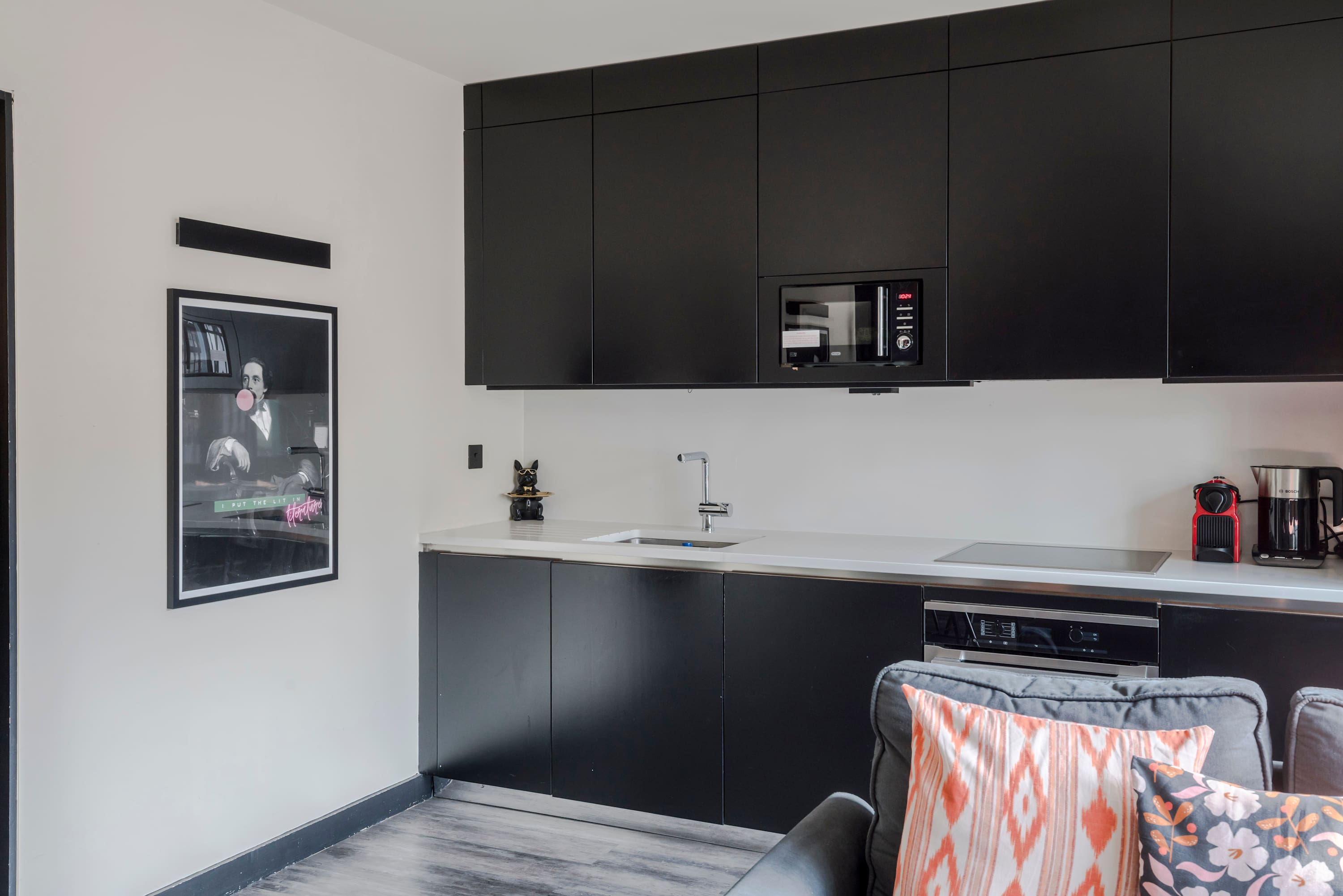 2-Bed Flat Near Leicester Sq · Soho · Sleeps 6 in Old Compton Street, 2 W1D 4TN - Property image 9 - VivreStays