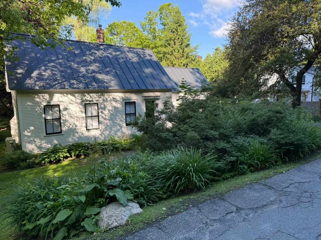 Woodstock Trail Cottage near Mt. Peg Trail