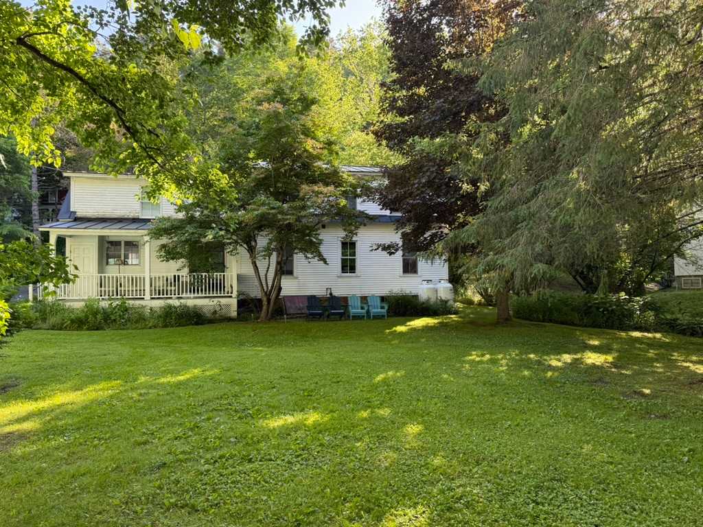 Woodstock Trail Cottage near Mt. Peg Trail