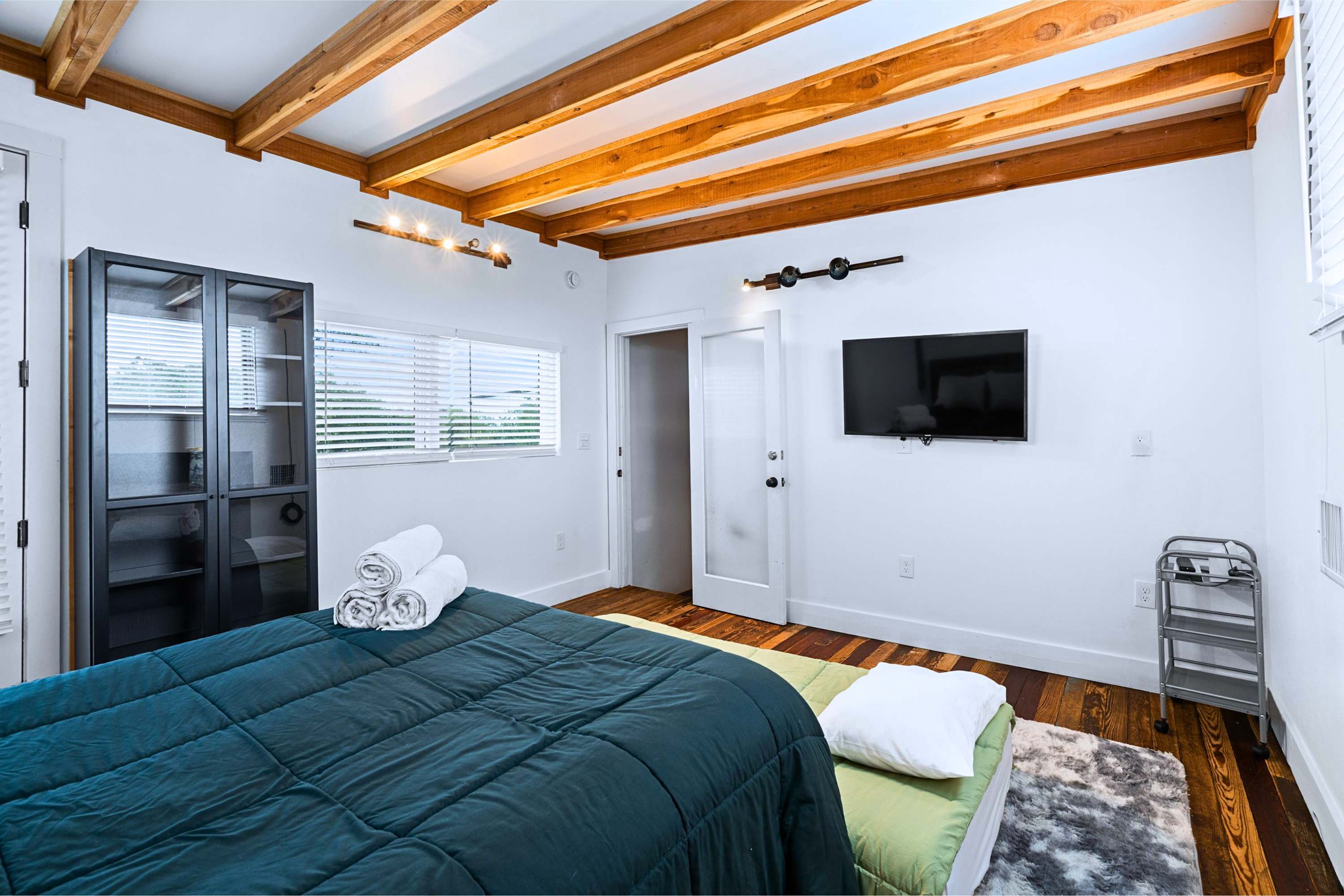 Comfortable retreat with king and single bed and Smart TV