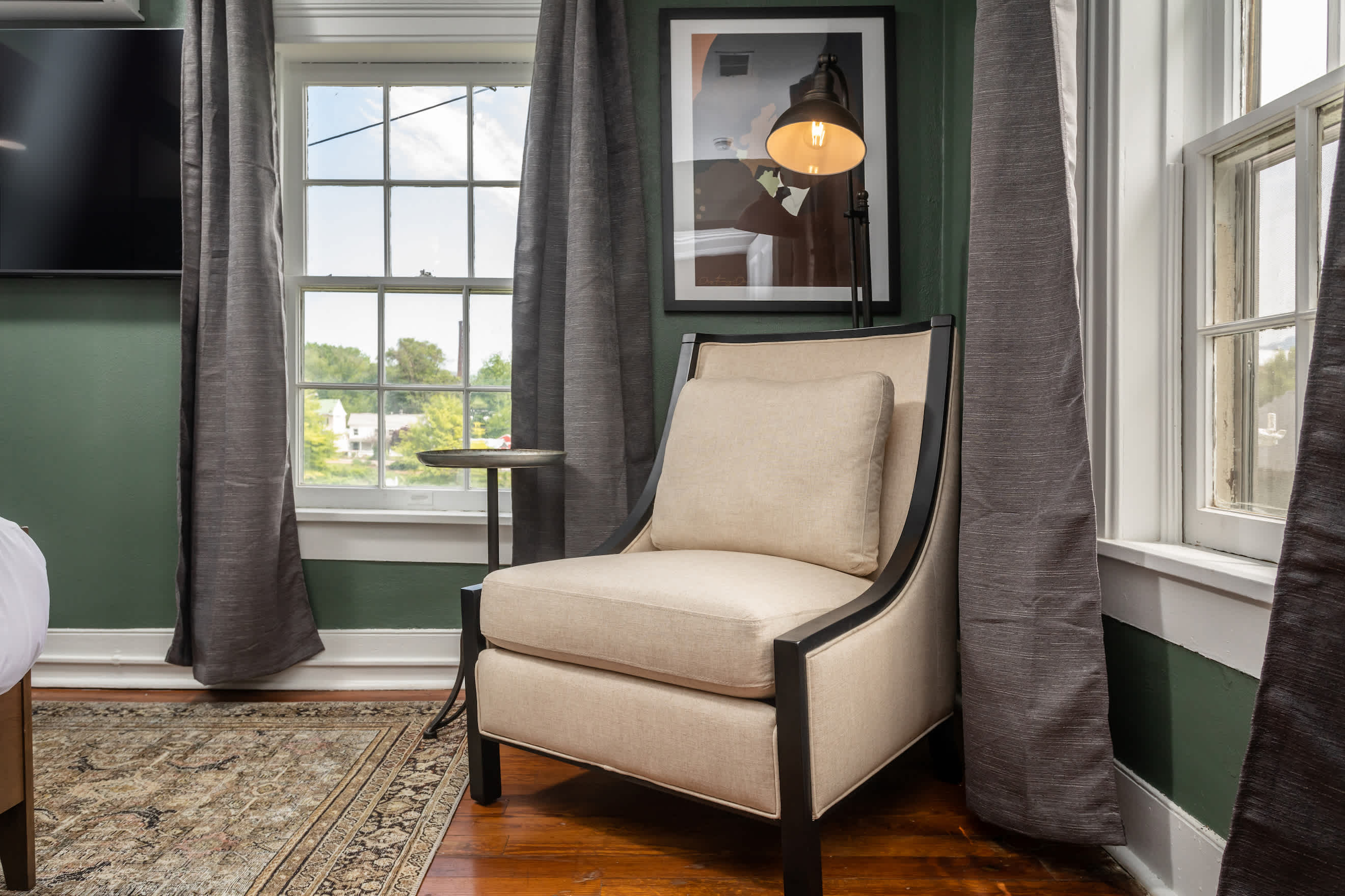 1BR suite w/ porch & mountain views