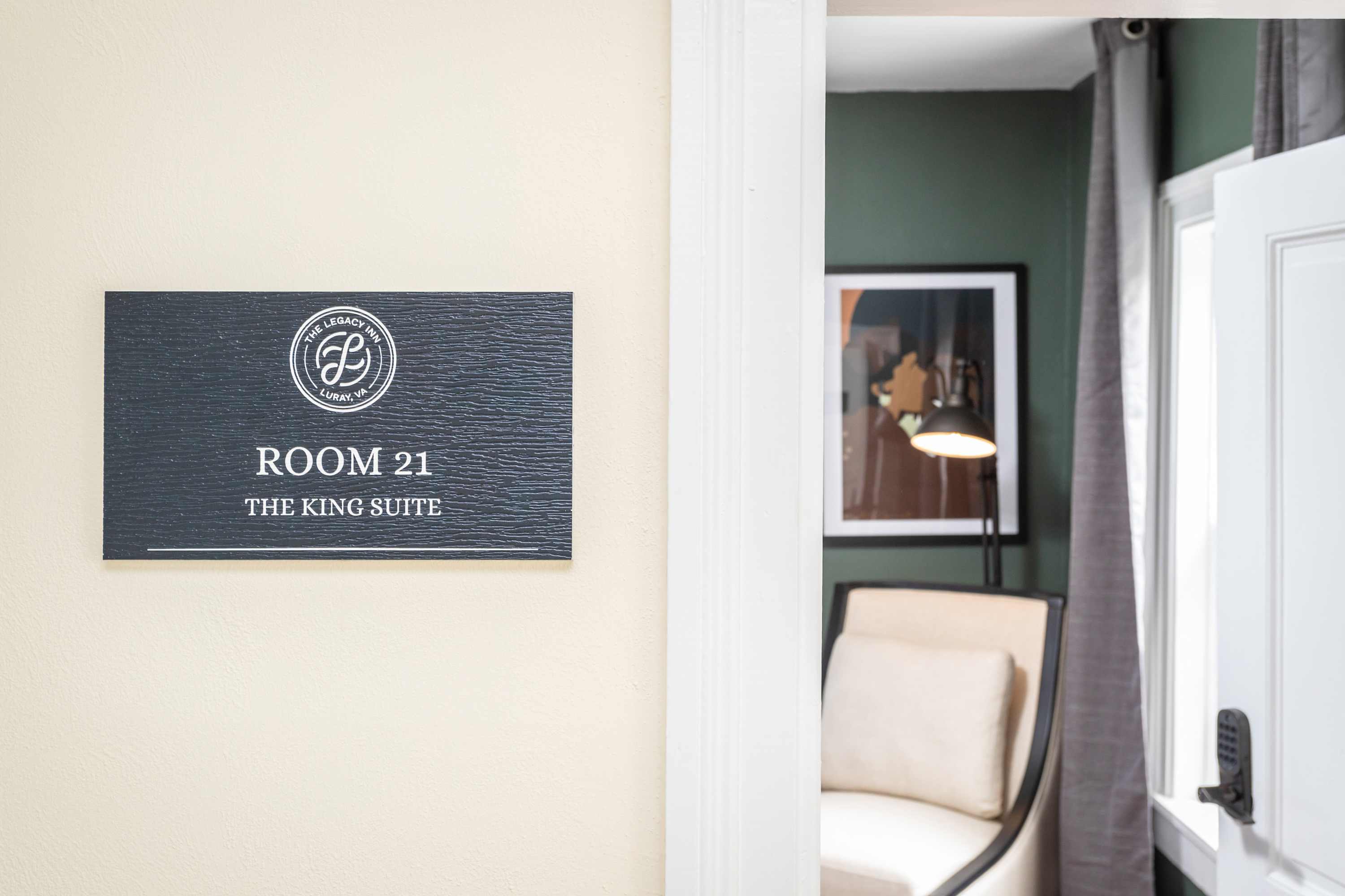 1BR suite w/ porch & mountain views