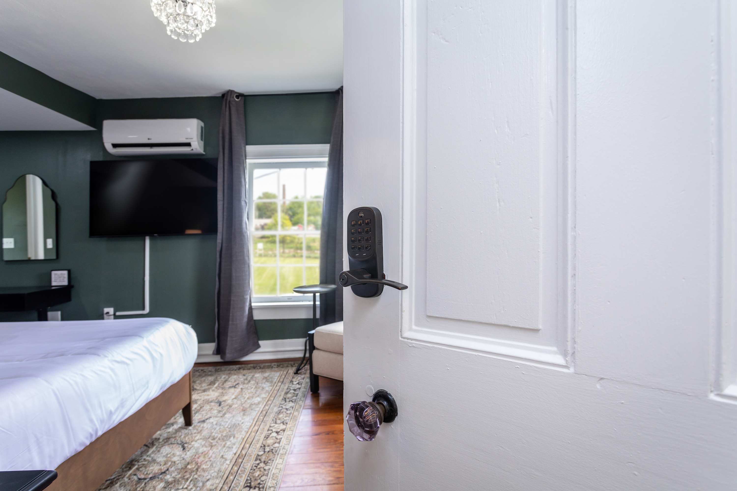 1BR suite w/ porch & mountain views