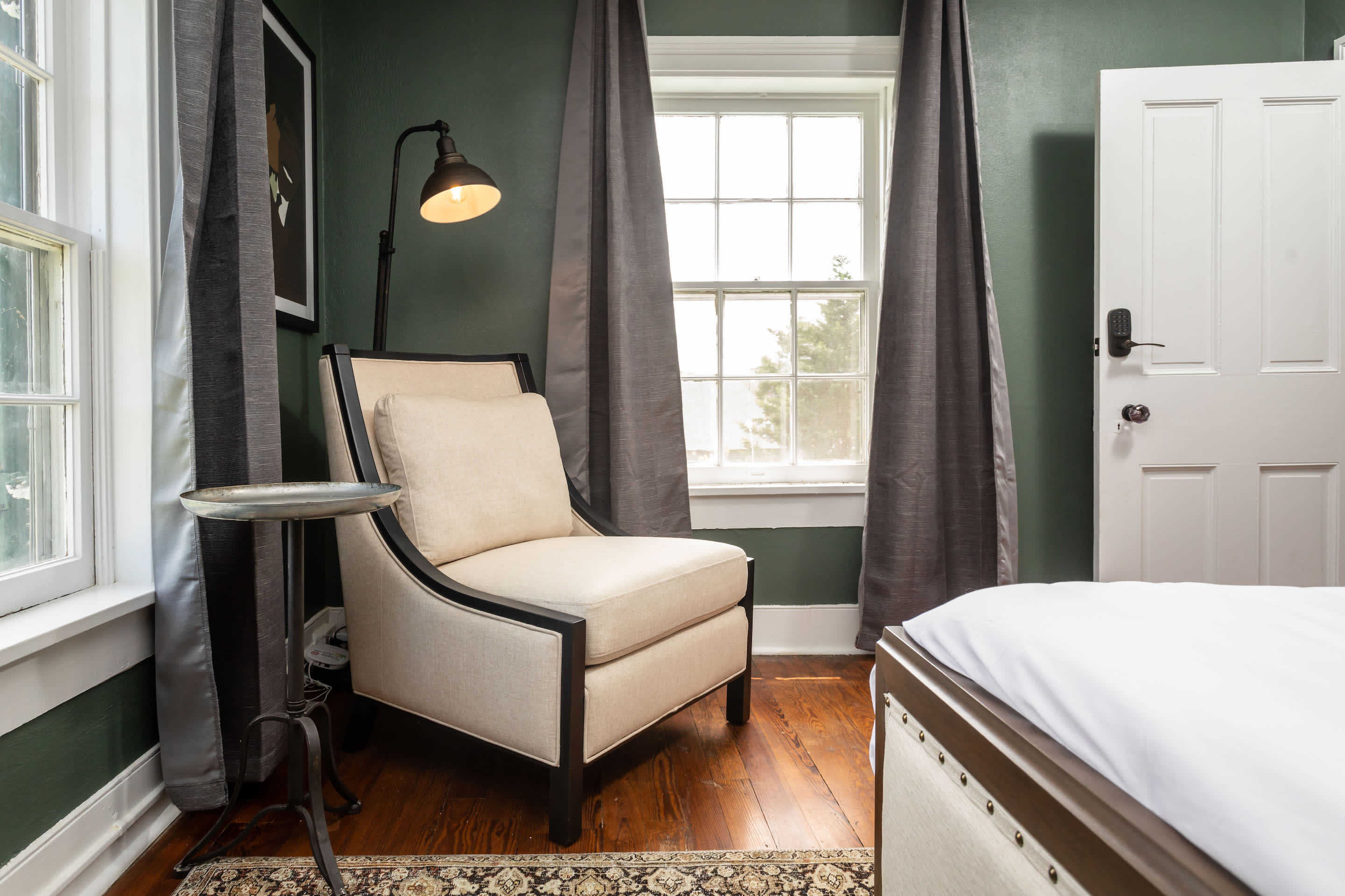 1BR suite w/ porch & mountain views