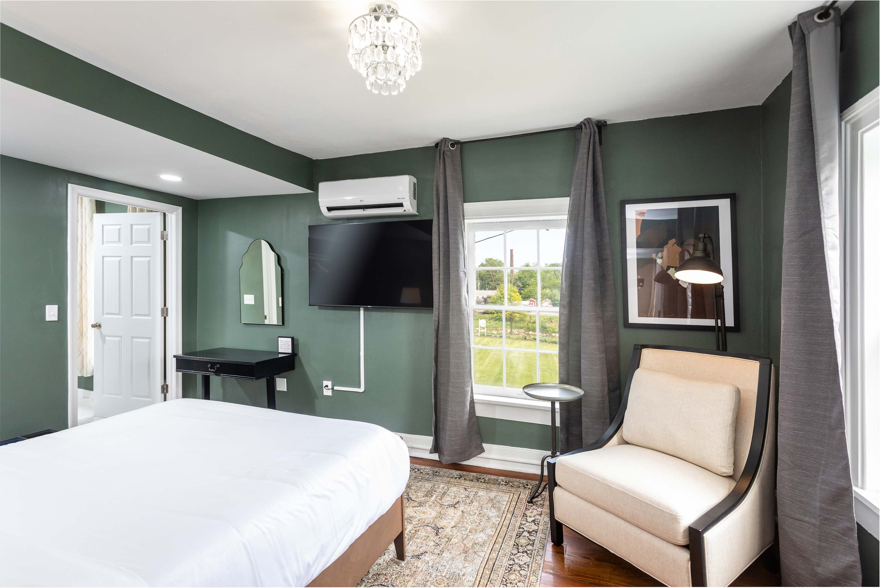 1BR suite w/ porch & mountain views