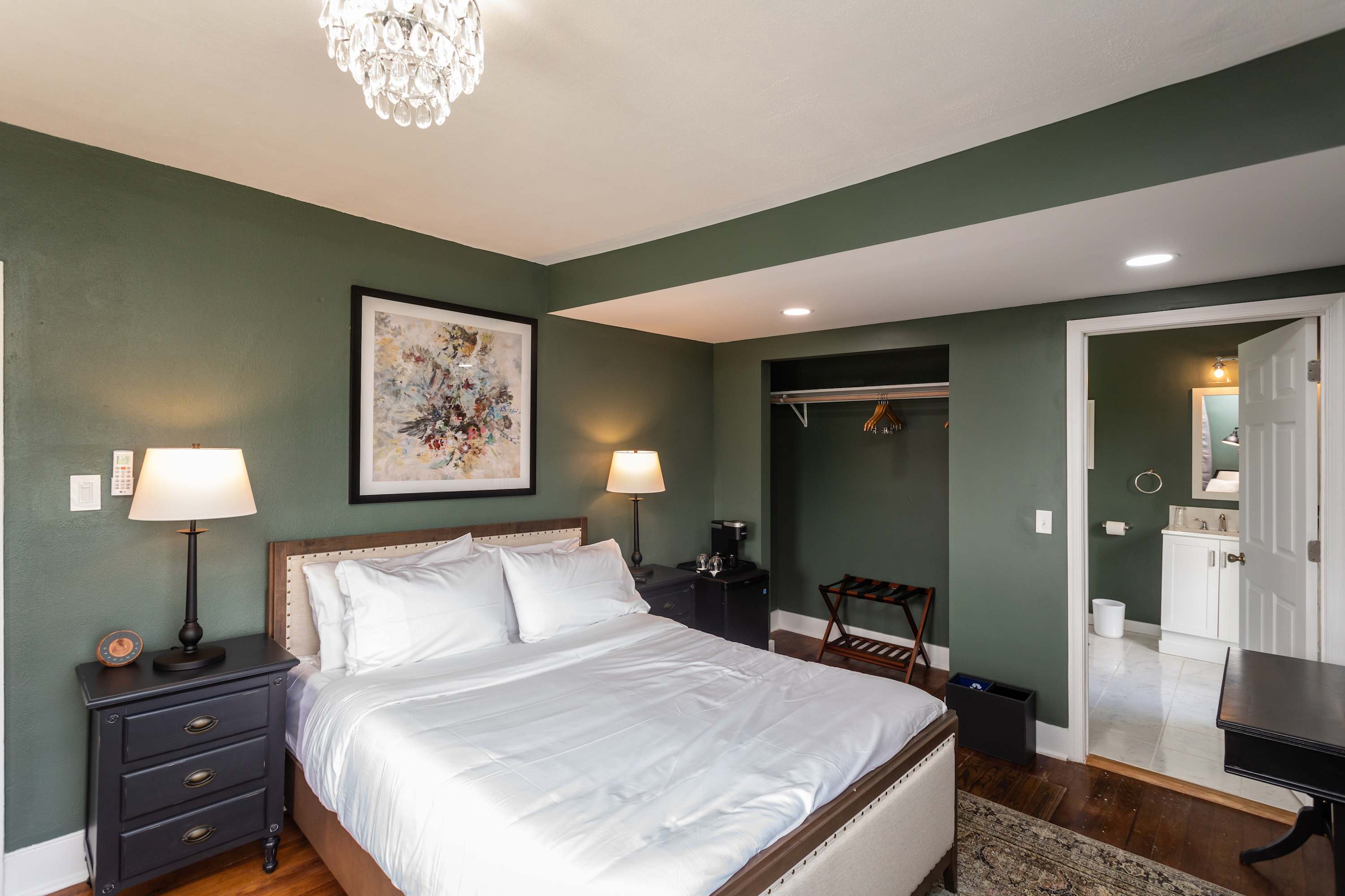 1BR suite w/ porch & mountain views