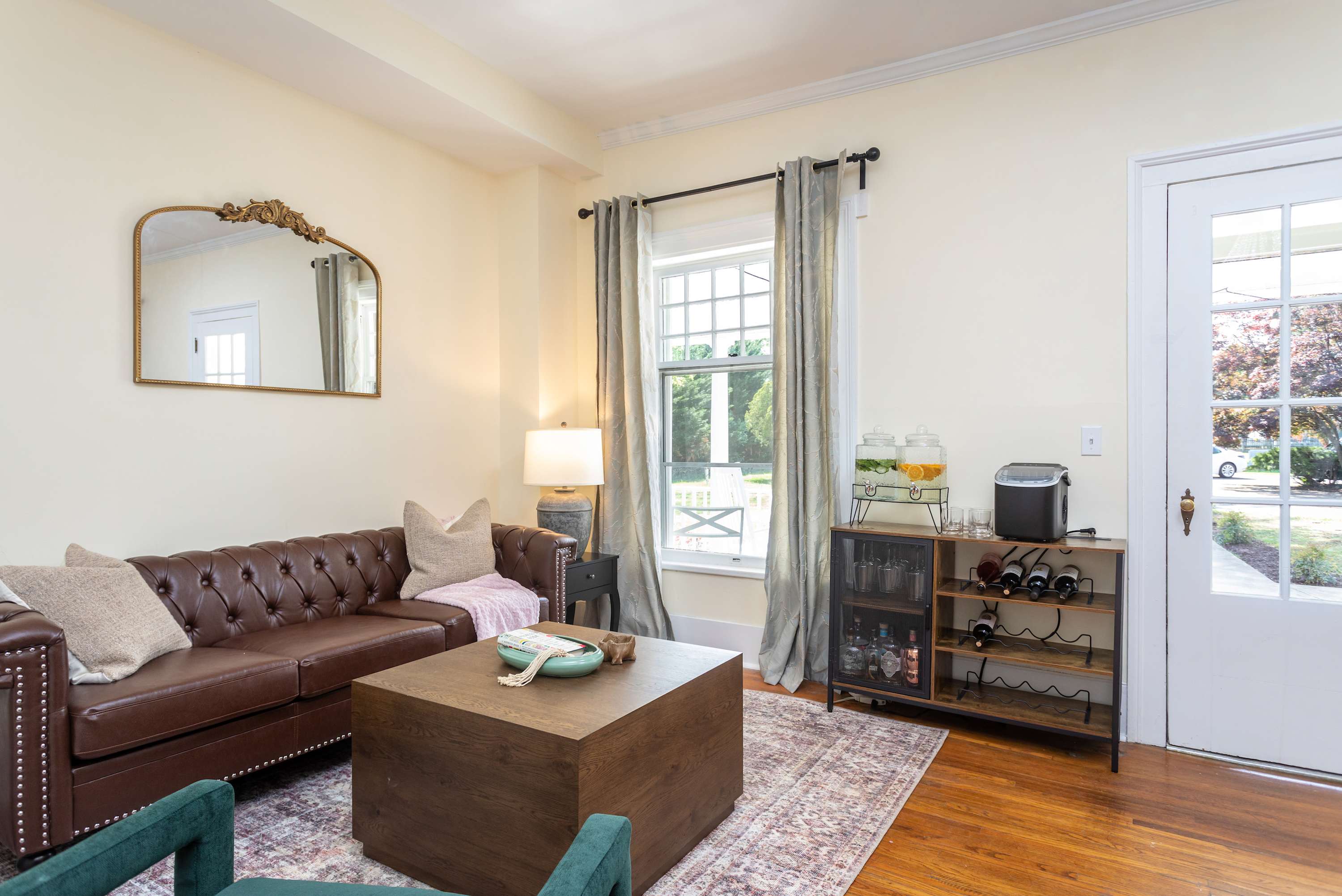 1BR suite w/ porch & mountain views