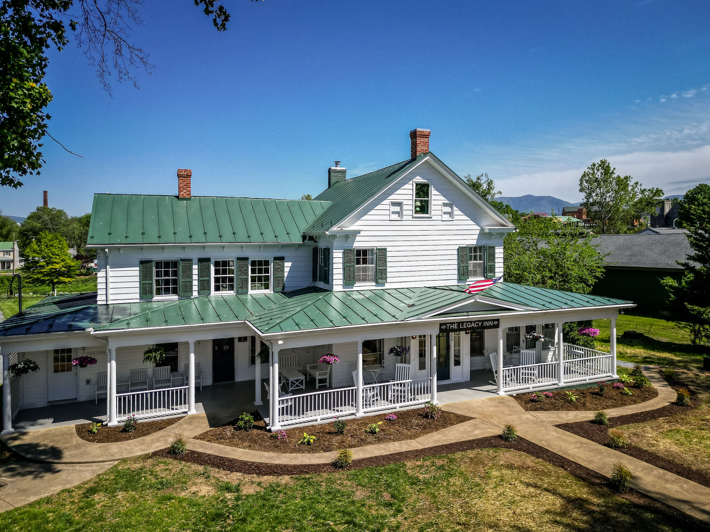 1BR suite w/ porch & mountain views