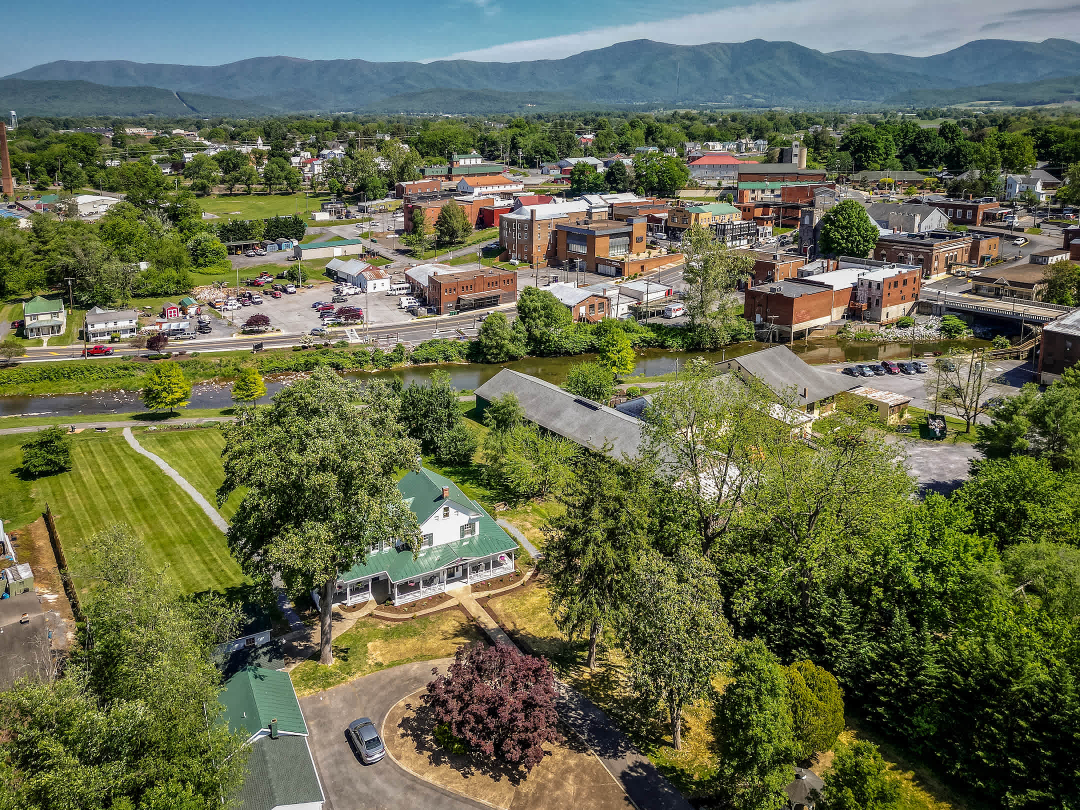 1BR suite w/ porch & mountain views