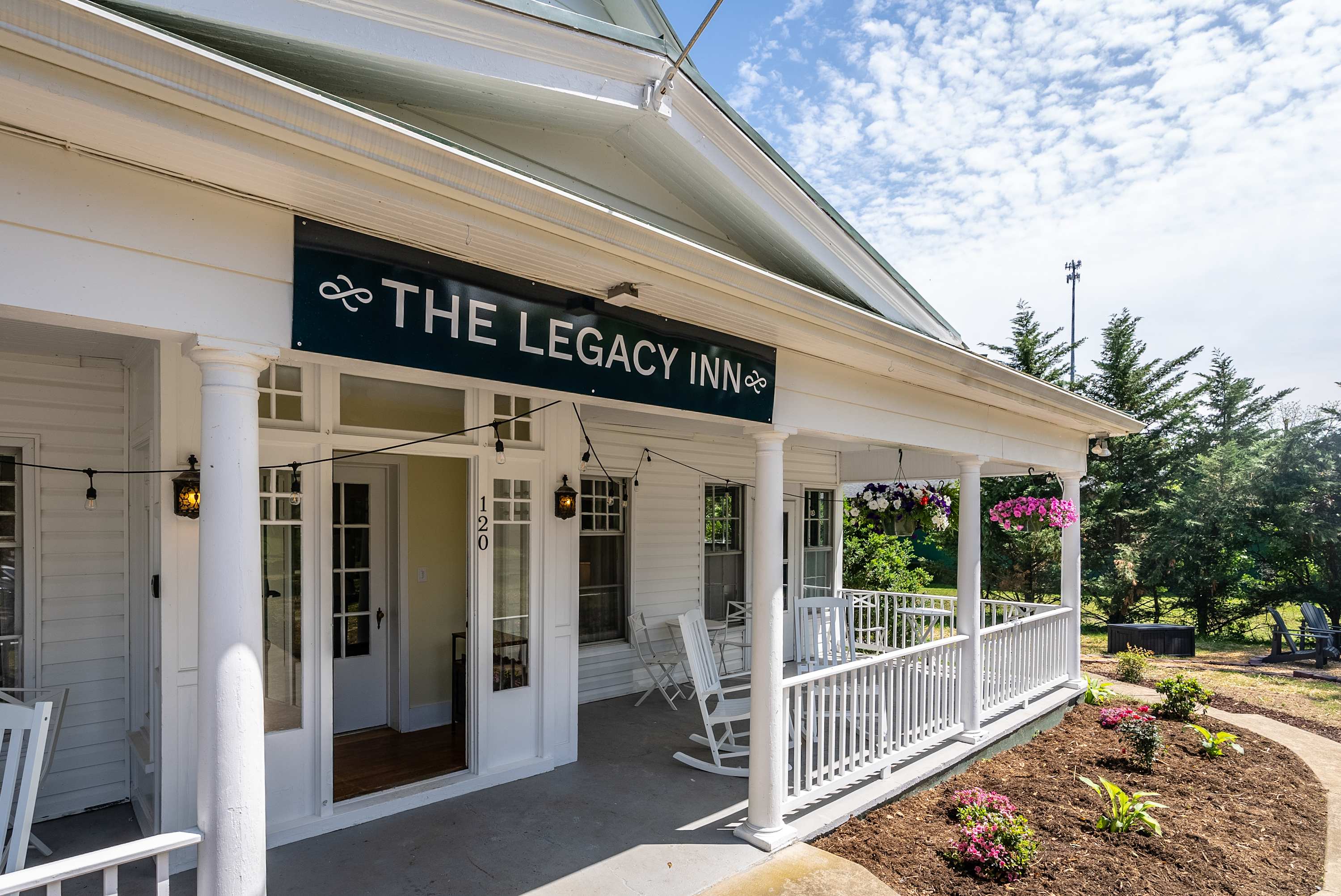 1BR suite w/ porch & mountain views