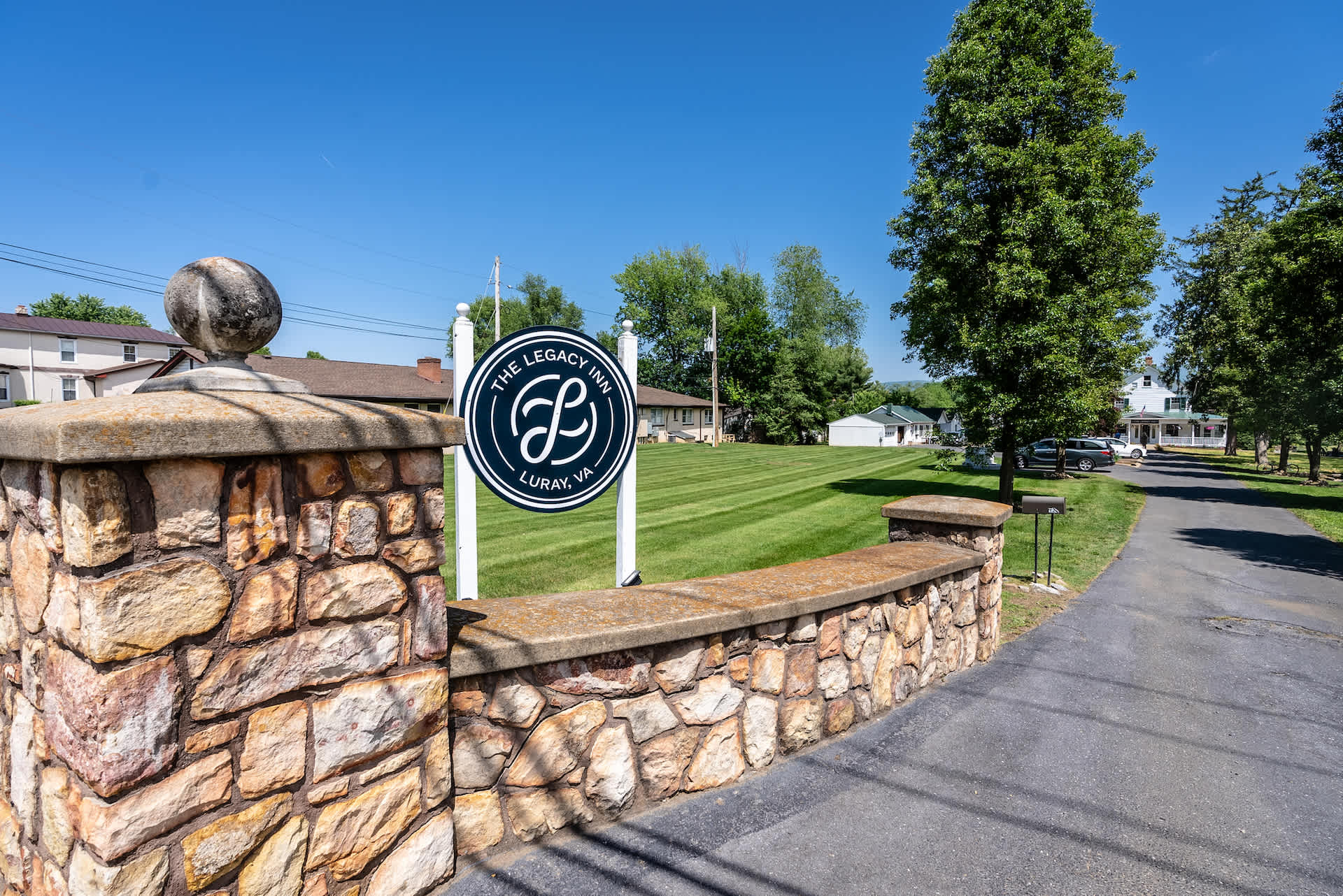 1BR suite w/ porch & mountain views
