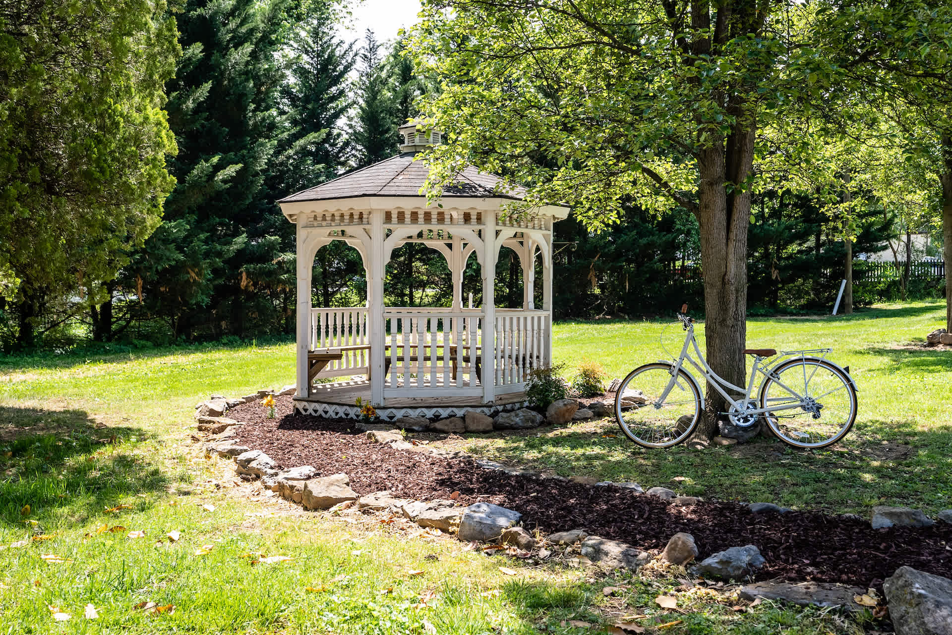 1BR suite w/ porch & mountain views