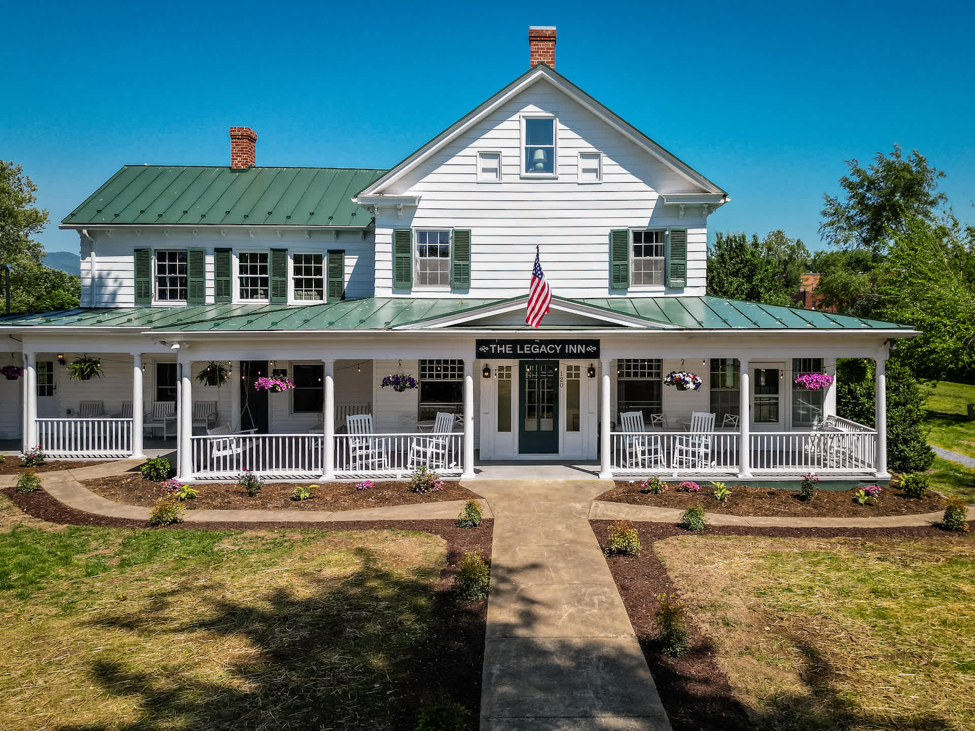 1BR suite w/ porch & mountain views