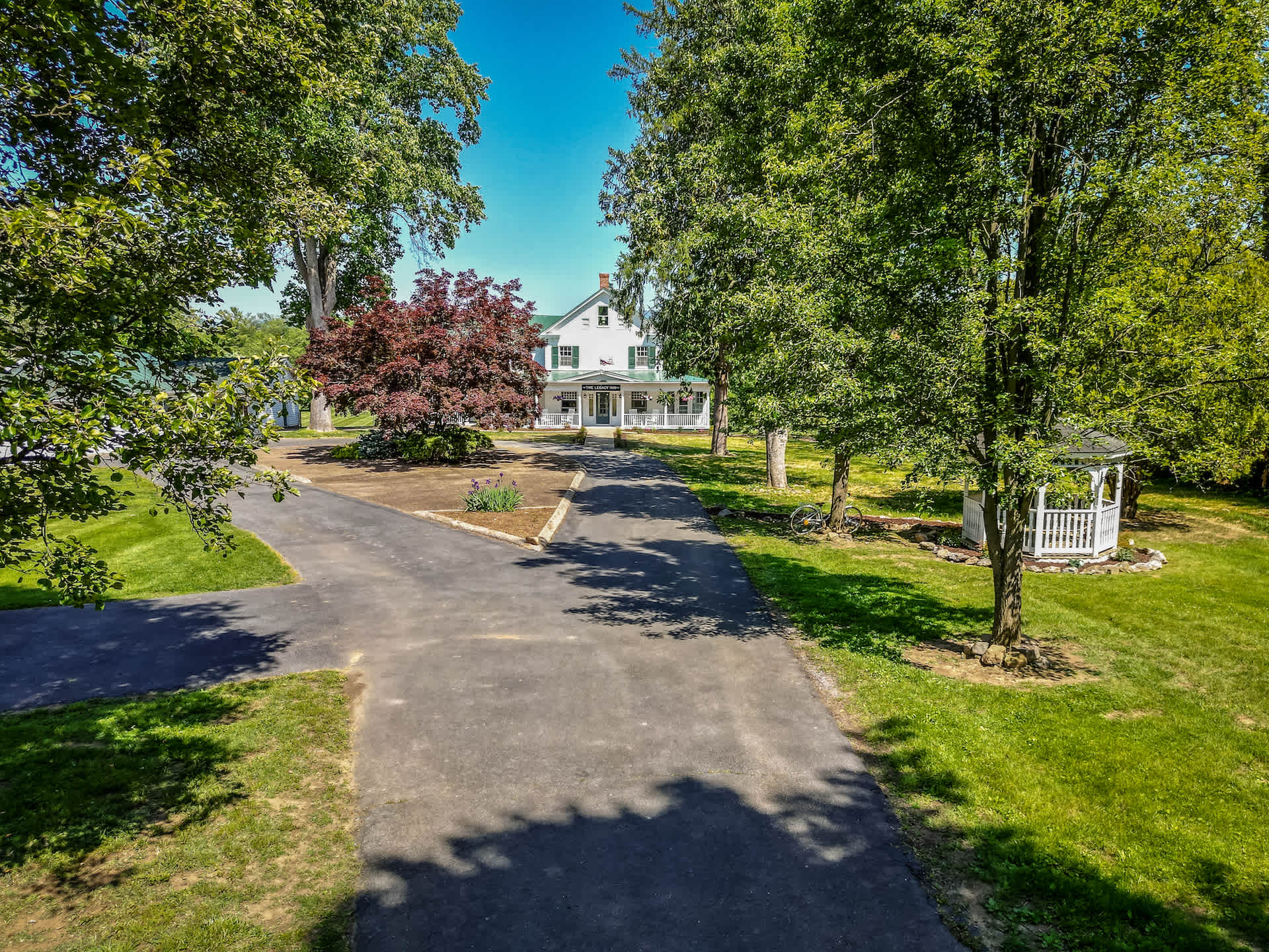 1BR suite w/ porch & mountain views
