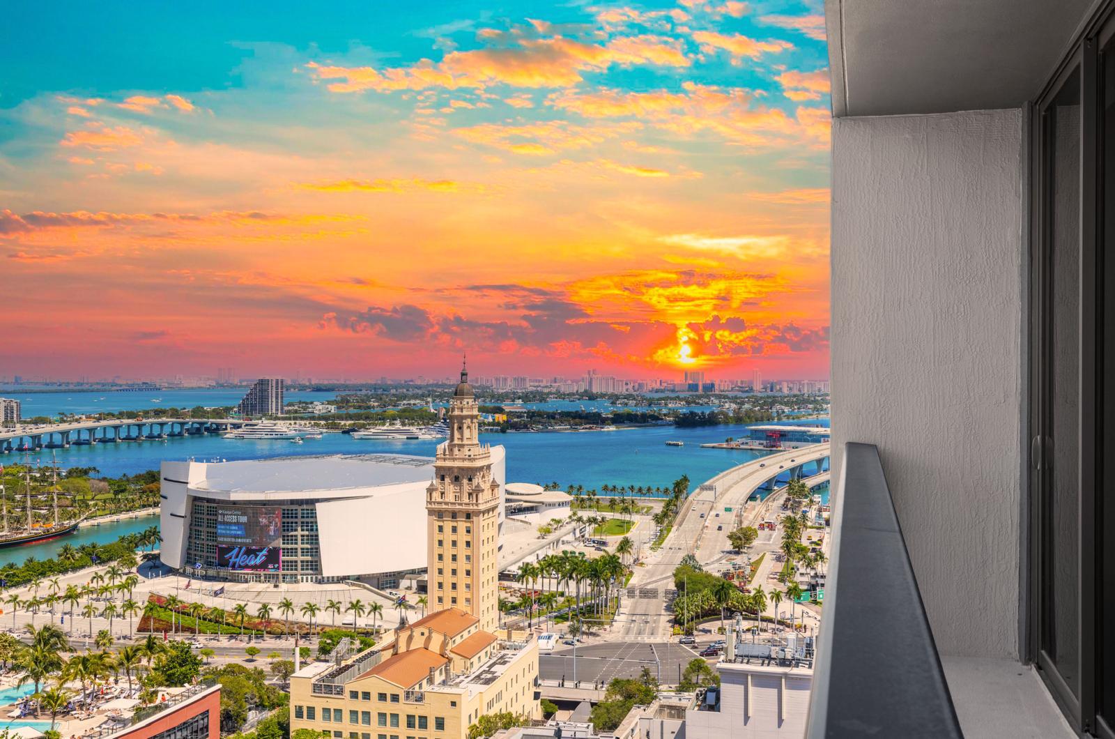FIFA Fan Fest Walk - Sleek 1BR plus Den - RoofPool
