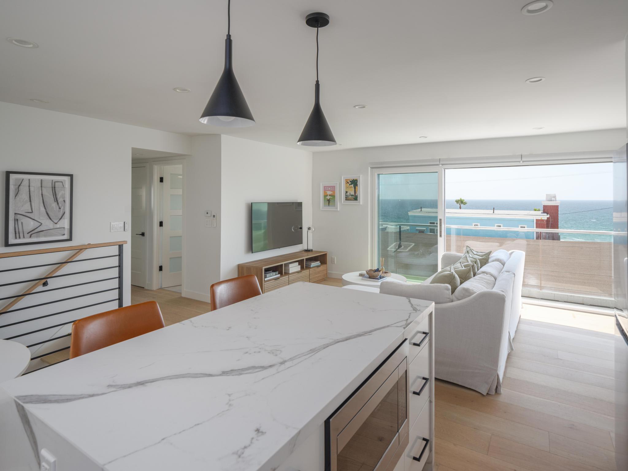 Renovated 2BR Steps from the Pacific with AC, Parking