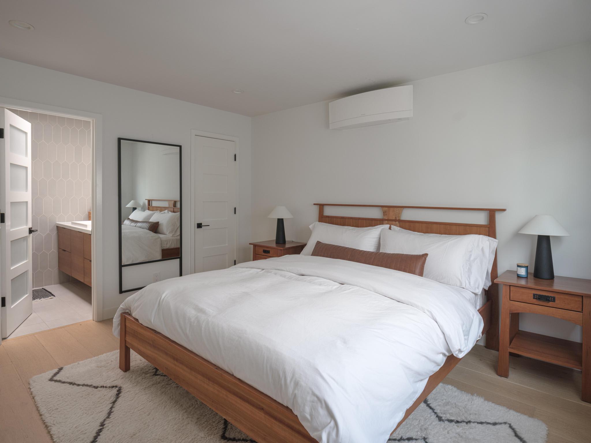Renovated 2BR Steps from the Pacific with AC, Parking