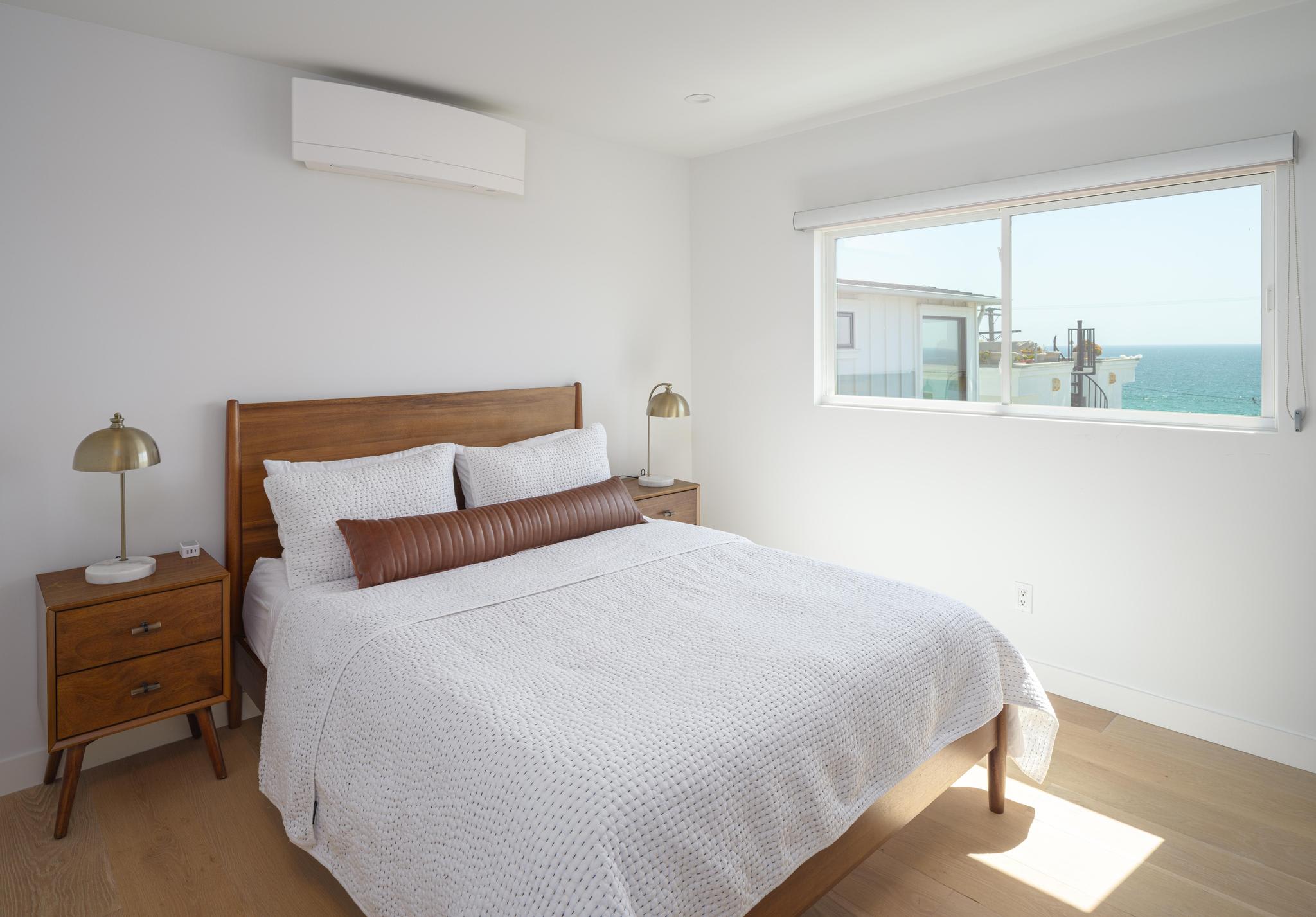 Renovated 2BR Steps from the Pacific with AC, Parking