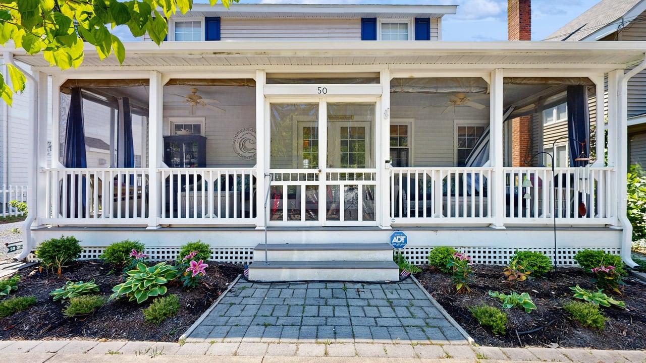Rehoboth Beach Gem - New bathrooms, porch, washer & dryer walk to beach