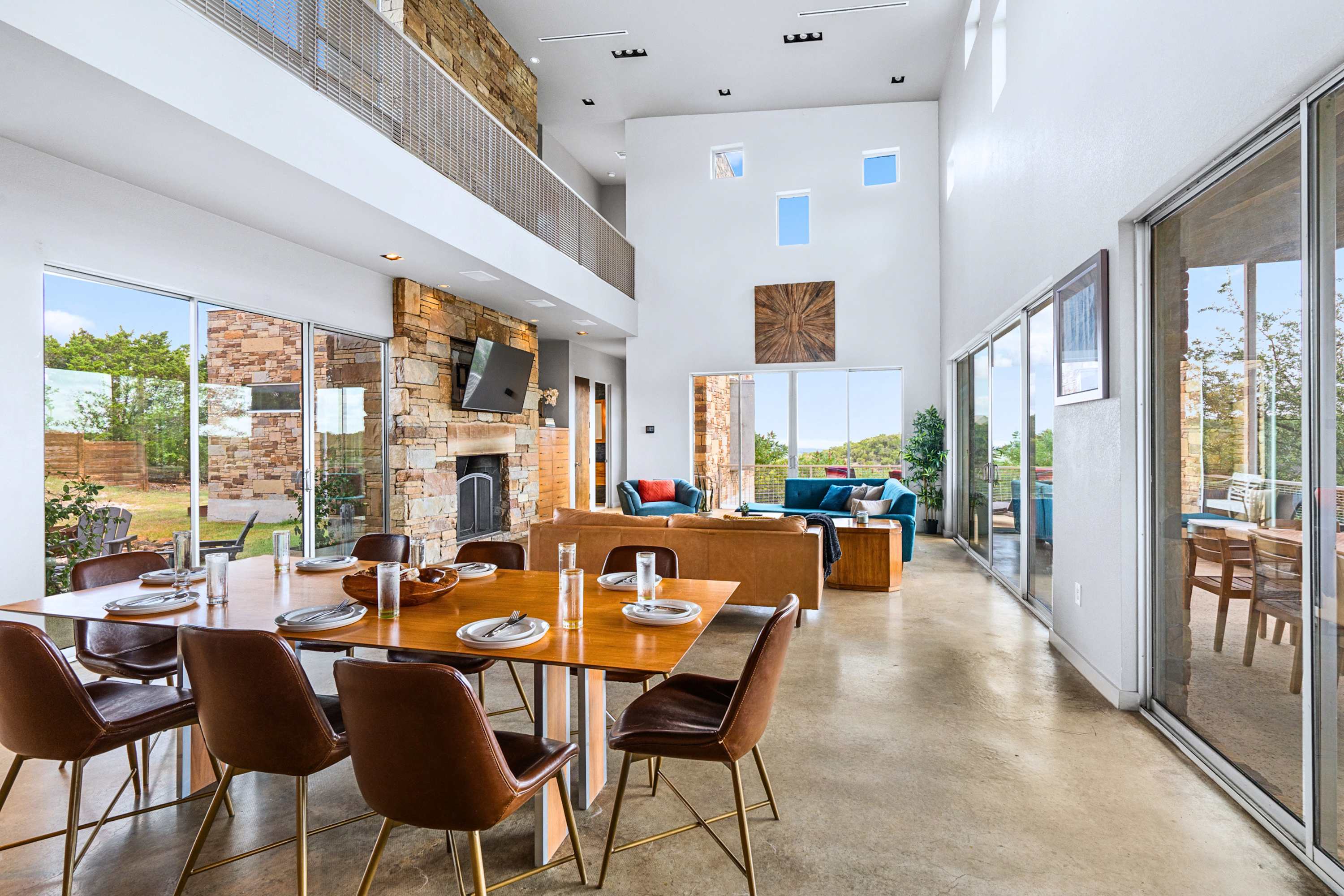 Main: Impressive high-end architecture with soaring ceilings and an effortless flow.