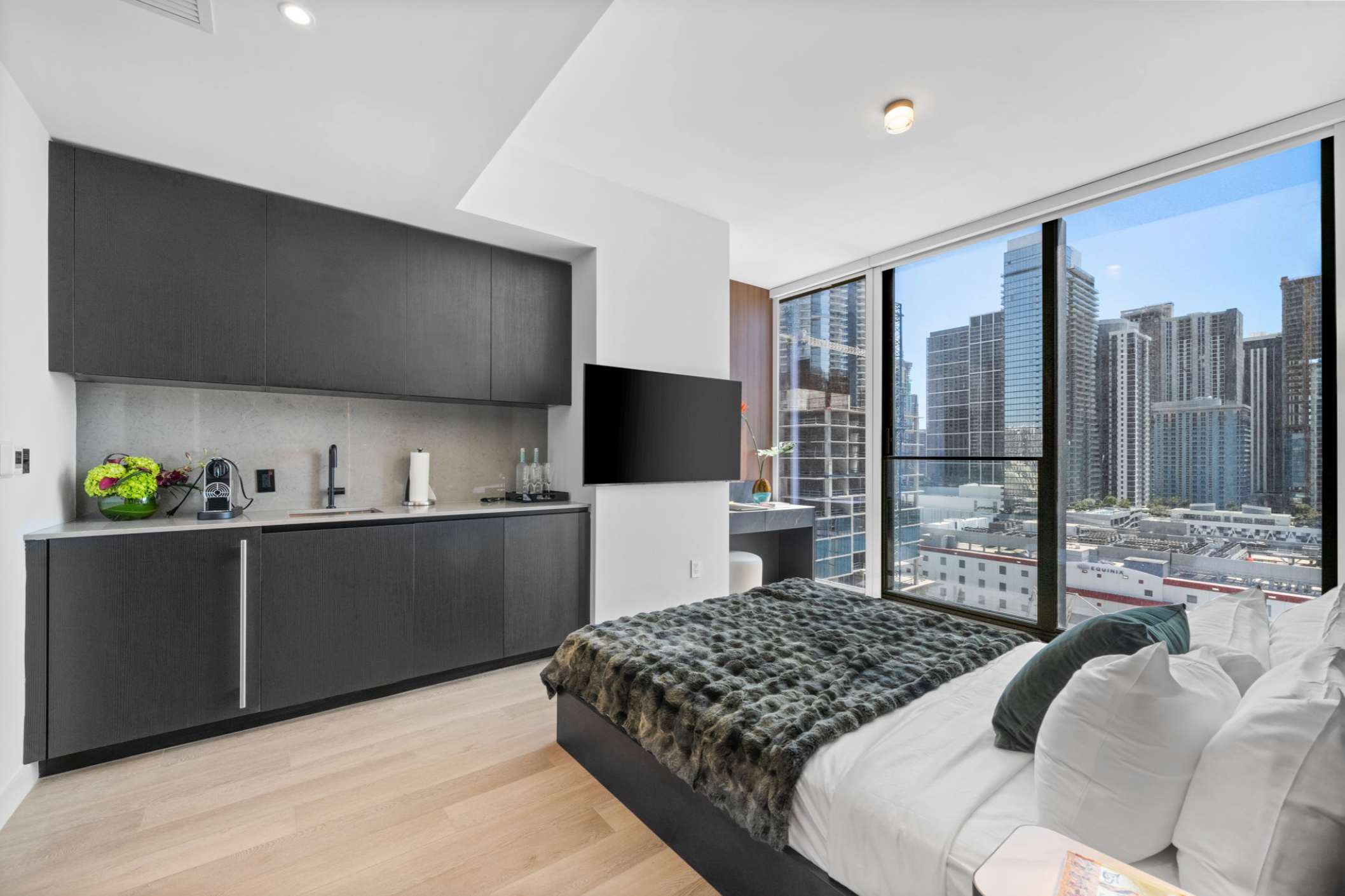 Luxury E11EVEN 2BR Pool & ELITE Amenities