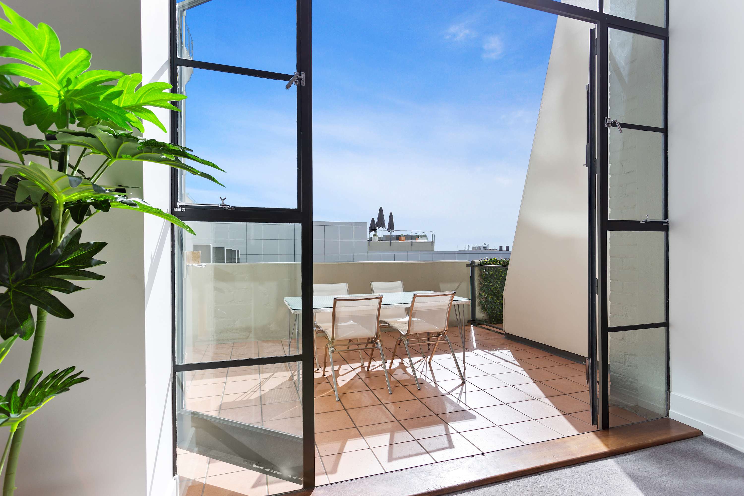 Lovely Bright Apt w Pool and Gym by Zodiak Stays | Photo 2