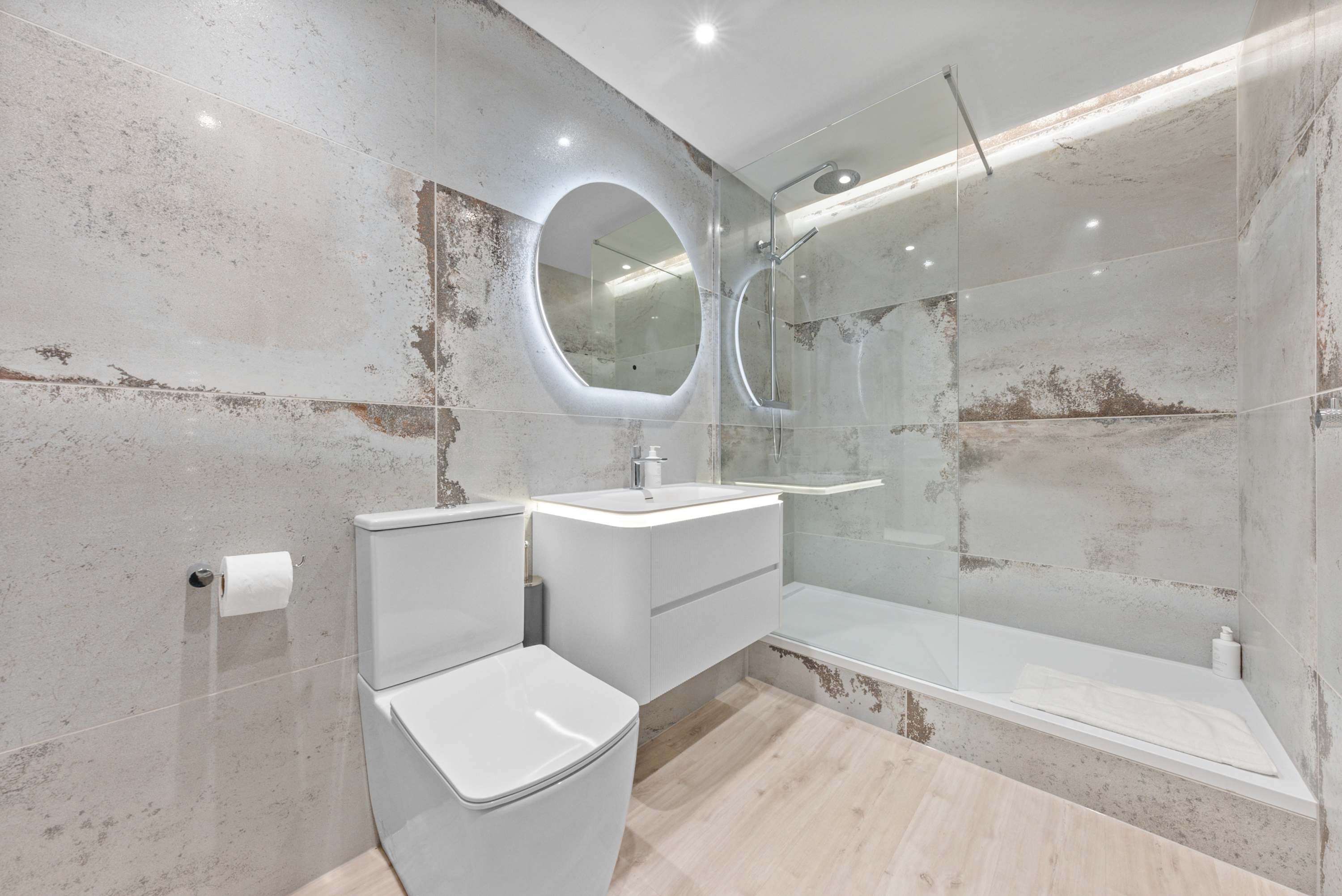 West George Street: 2 Bed City Centre Luxury Apartment in Glasgow in 2/2 121 West George Street G2 1QR - Property image 22 - VivreStays