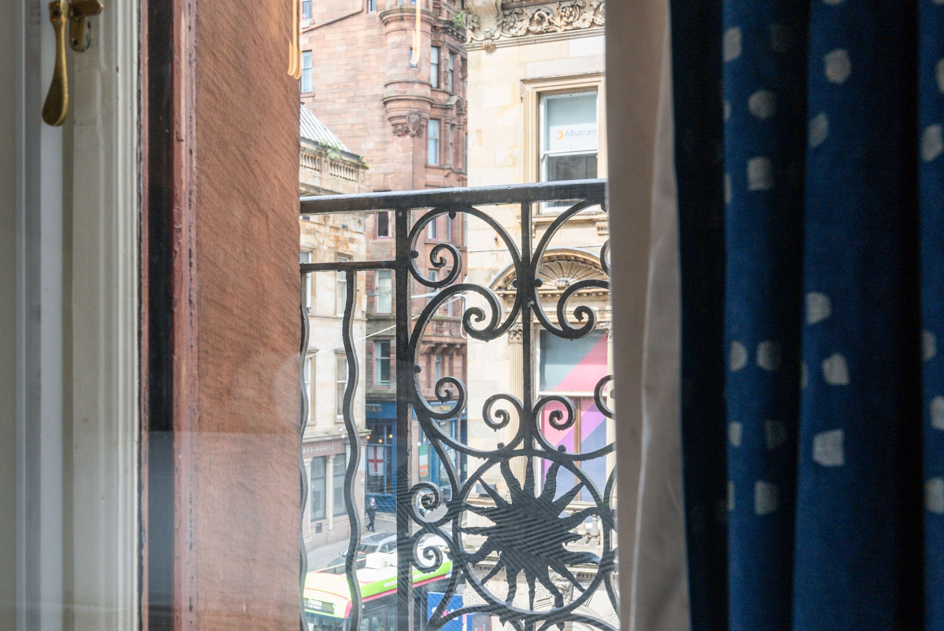 West George Street: 2 Bed City Centre Luxury Apartment in Glasgow in 2/2 121 West George Street G2 1QR - Property image 28 - VivreStays