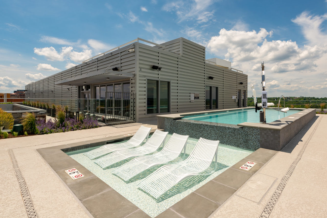 Stylish Apt Near DC & Metro - Pool & Gym